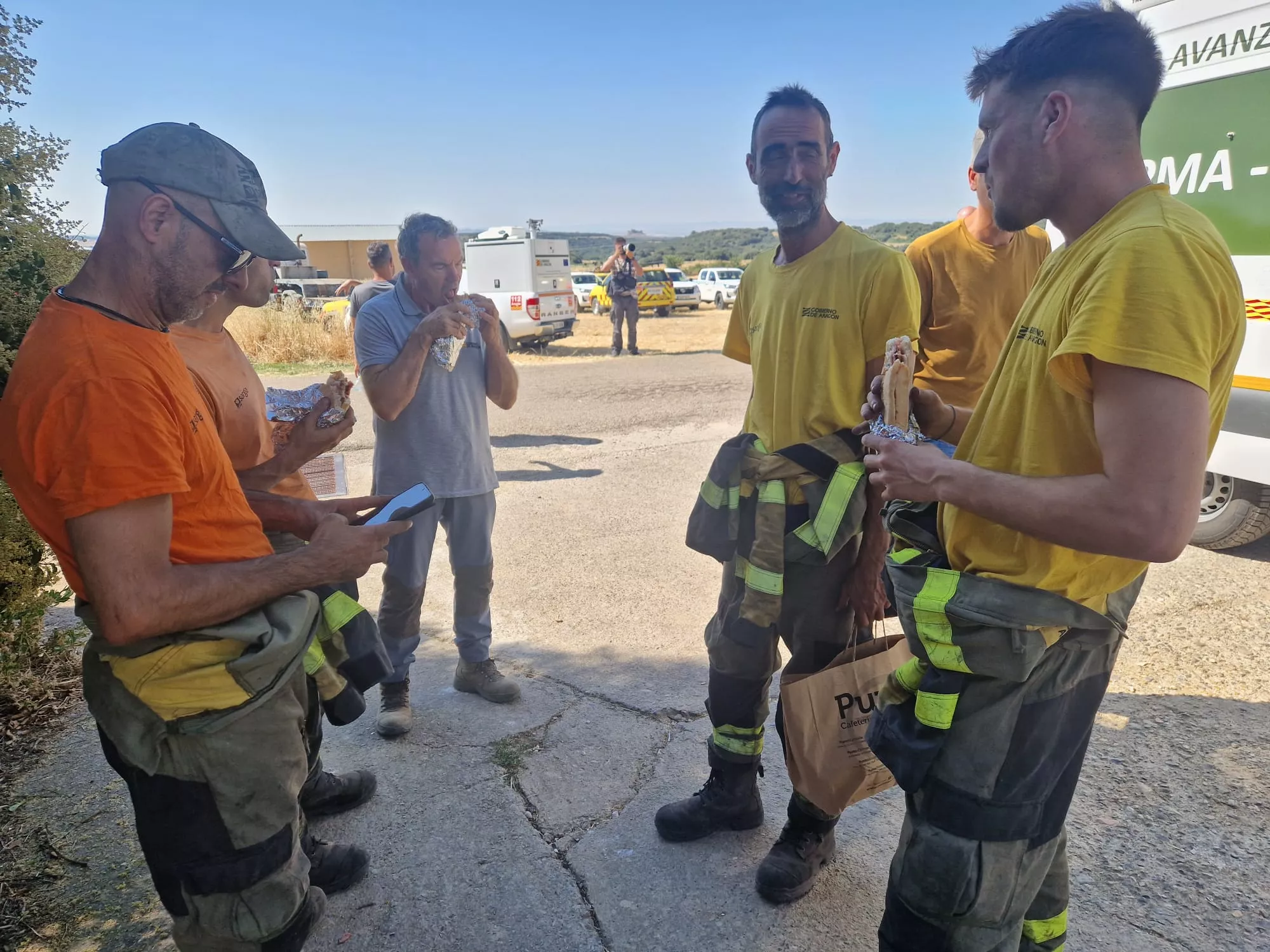 Efectivos del operativo del Infoar reponen fuerzas en el PMA de Barluenga después de una noche contra el fuego.
