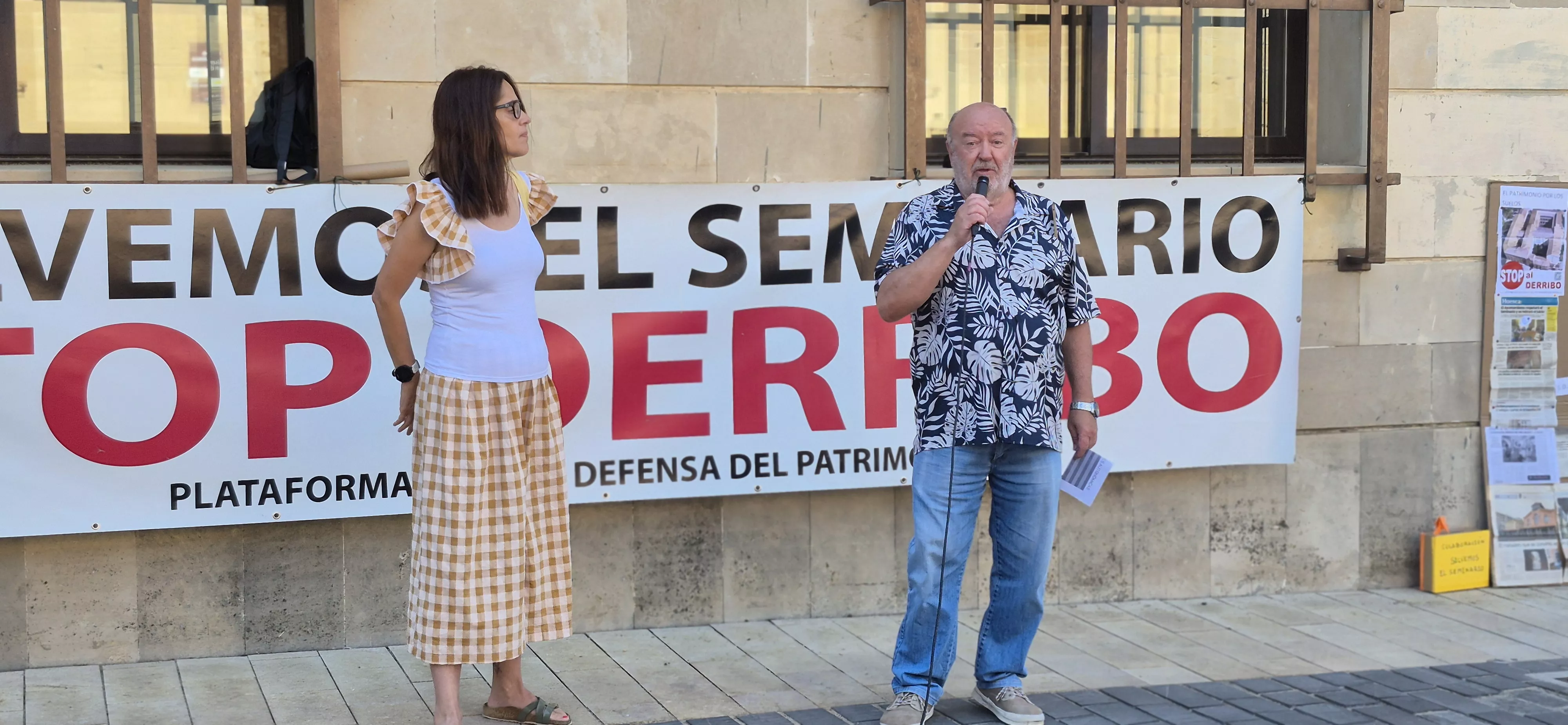 Irene Abad y Víctor Pardo. "Procesión" en defensa del Seminario de Huesca. Foto Myriam Martínez
