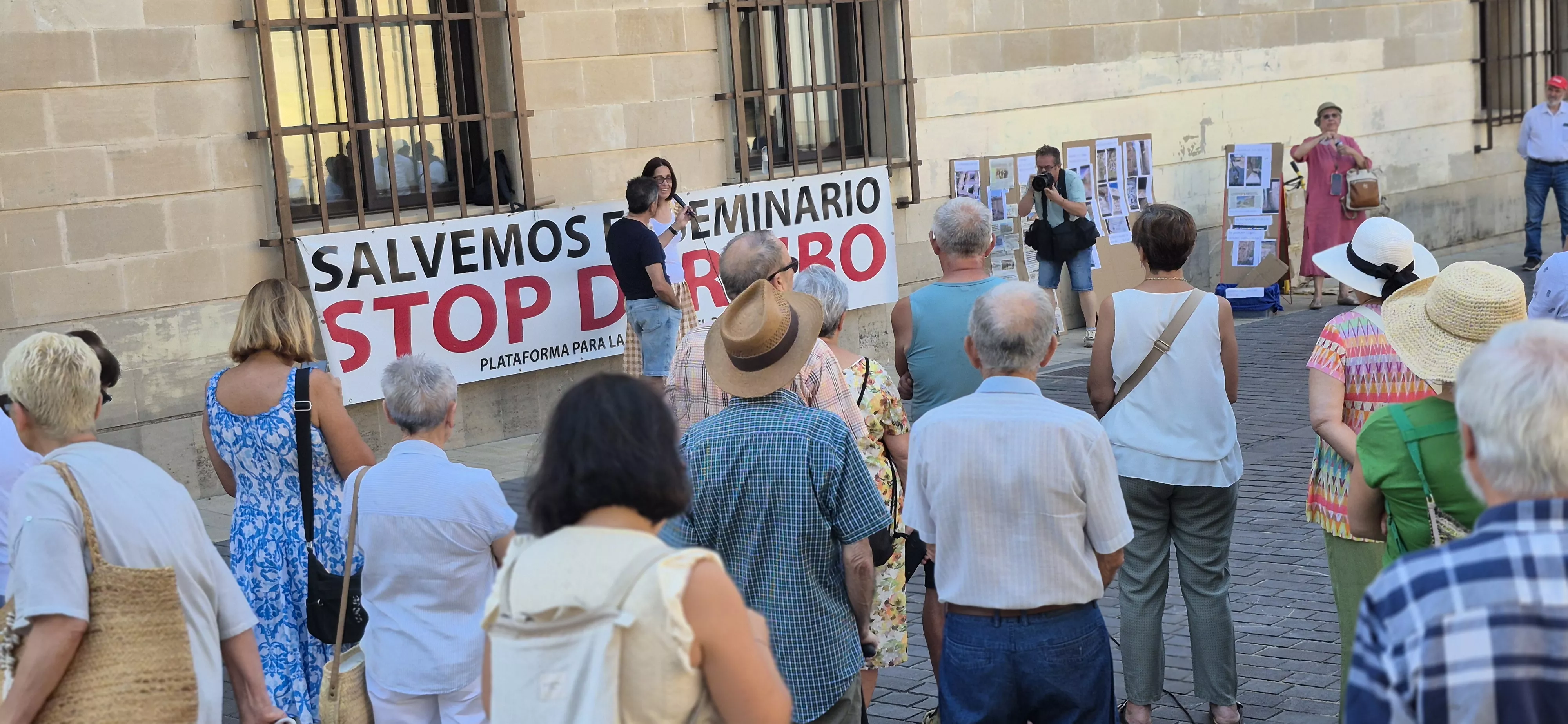 "Procesión" en defensa del Seminario de Huesca. Foto Myriam Martínez