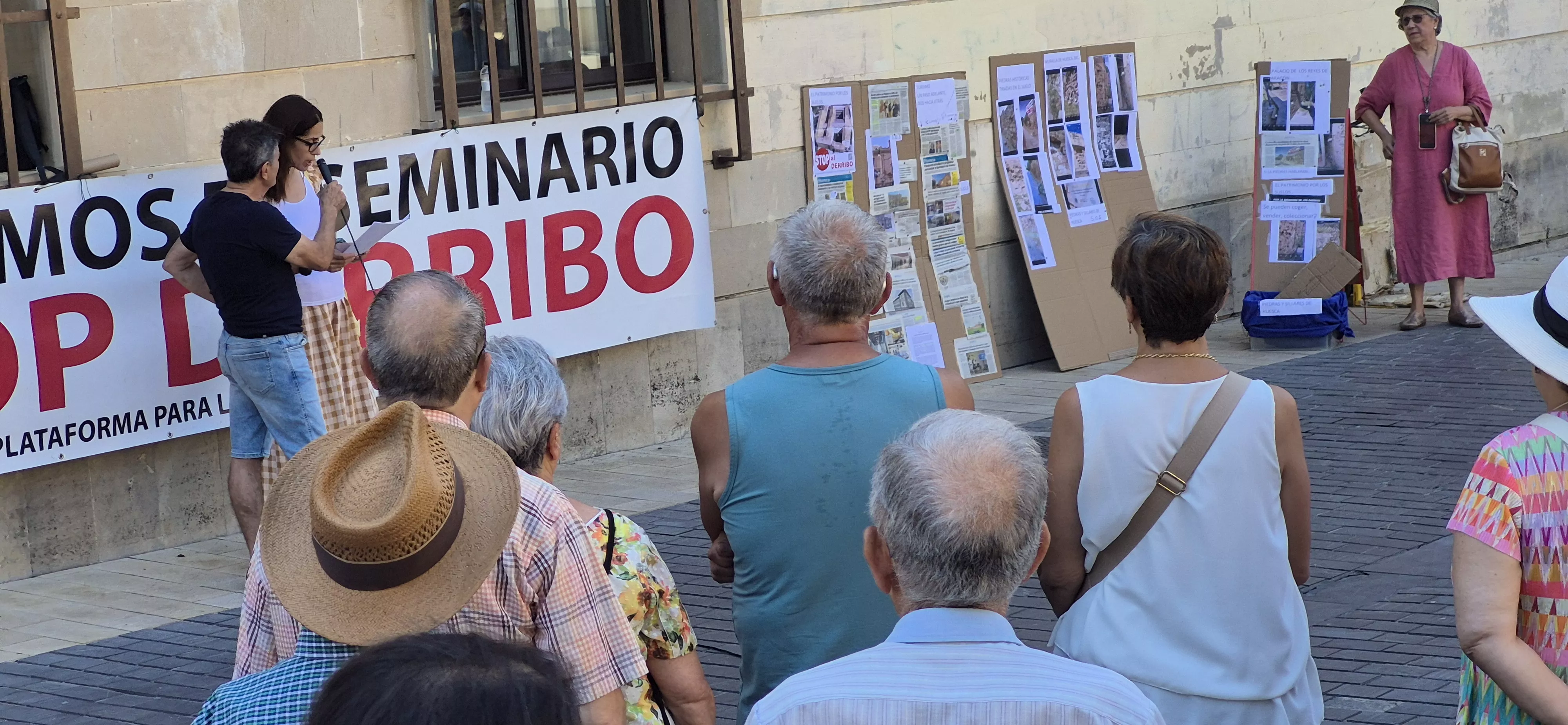 "Procesión" en defensa del Seminario de Huesca. Foto Myriam Martínez