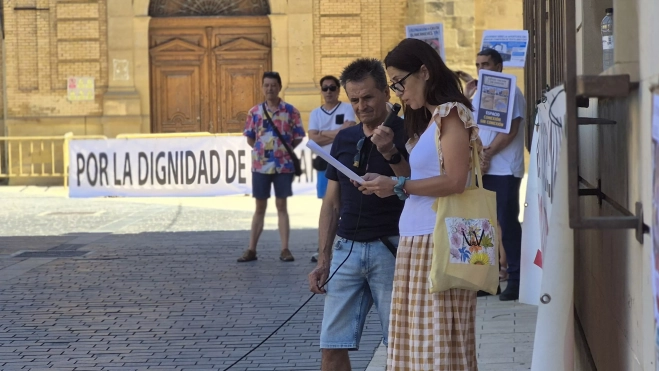 Irene Abad. "Procesión" en defensa del Seminario de Huesca. Foto Myriam Martínez Irene Abad. "Procesión" en defensa del Seminario de Huesca. Foto Myriam Martínez