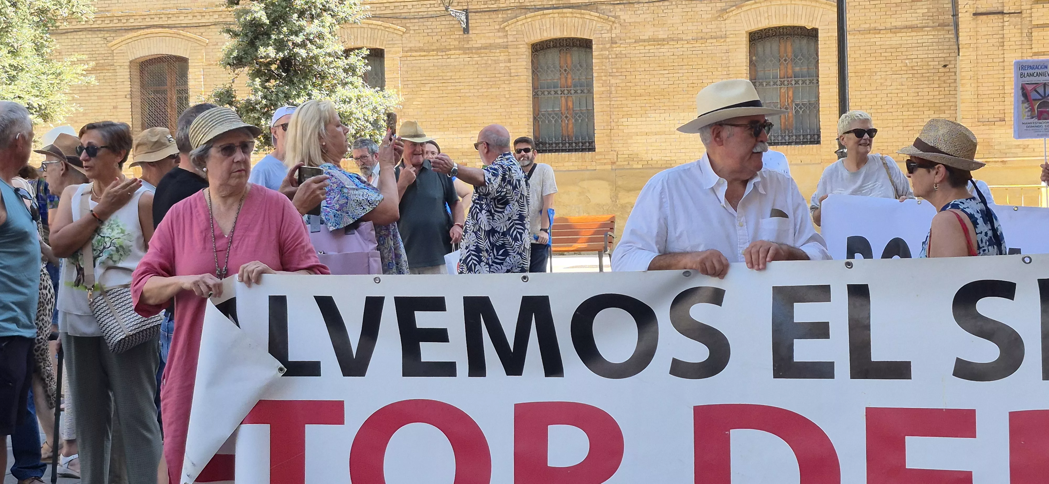 "Procesión" en defensa del Seminario de Huesca. Foto Myriam Martínez