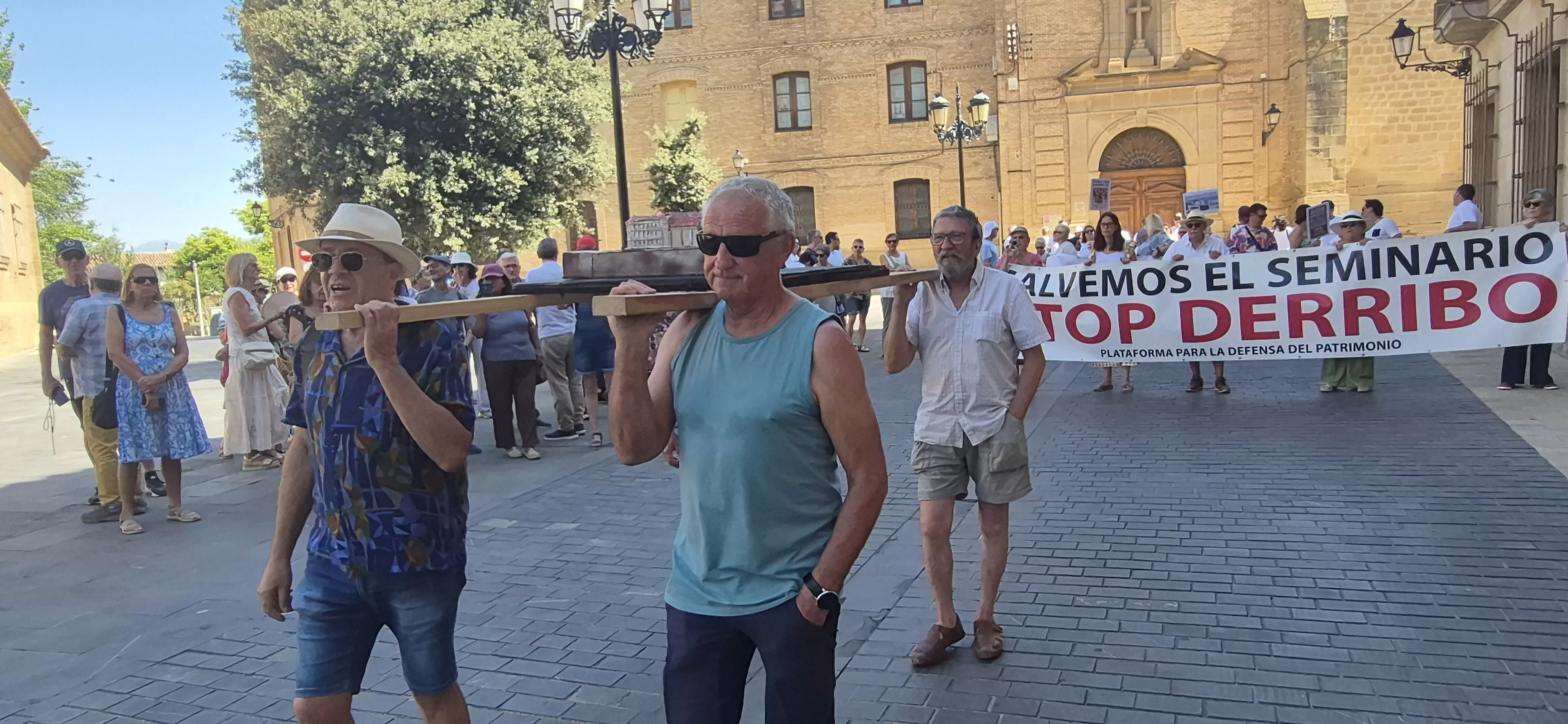 "Procesión" en defensa del Seminario de Huesca. Foto Myriam Martínez