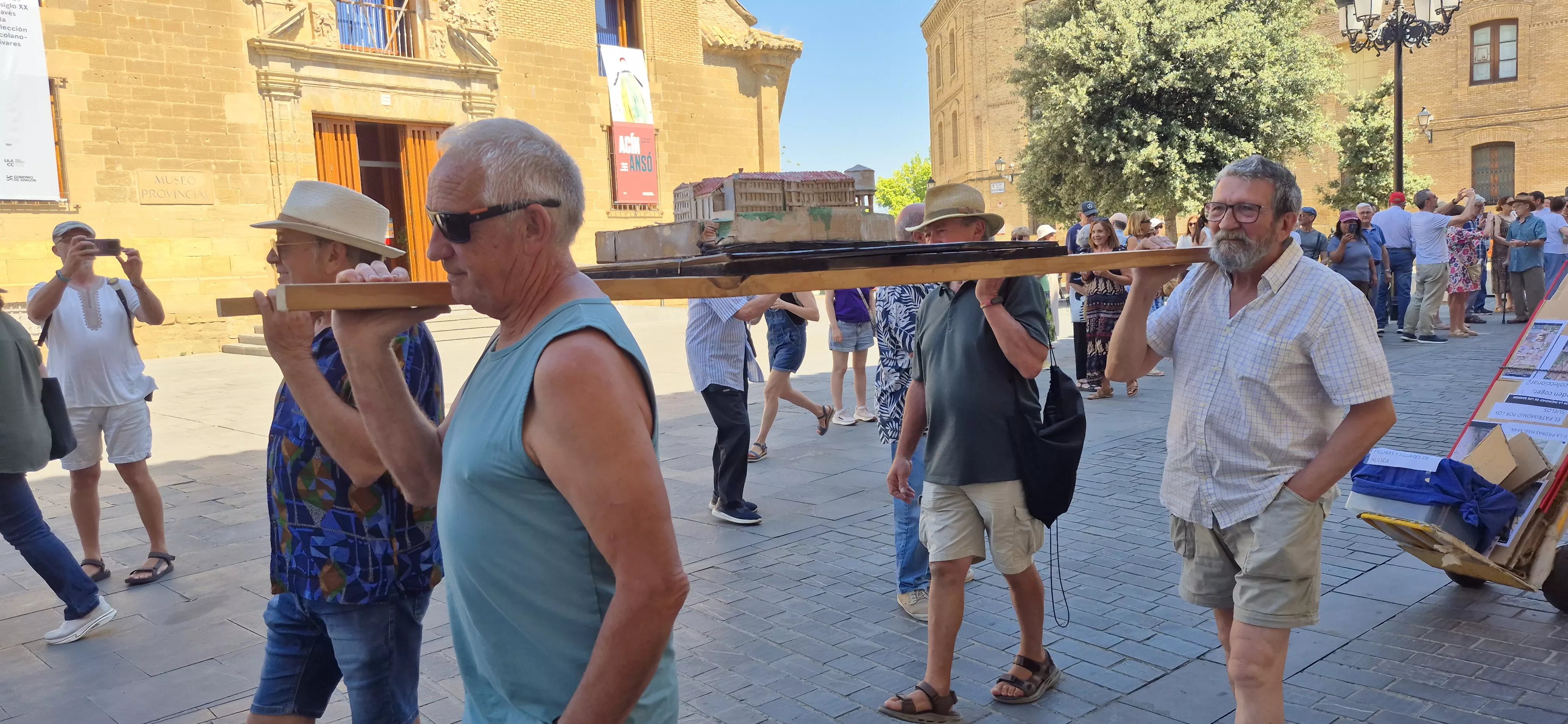 "Procesión" en defensa del Seminario de Huesca. Foto Myriam Martínez
