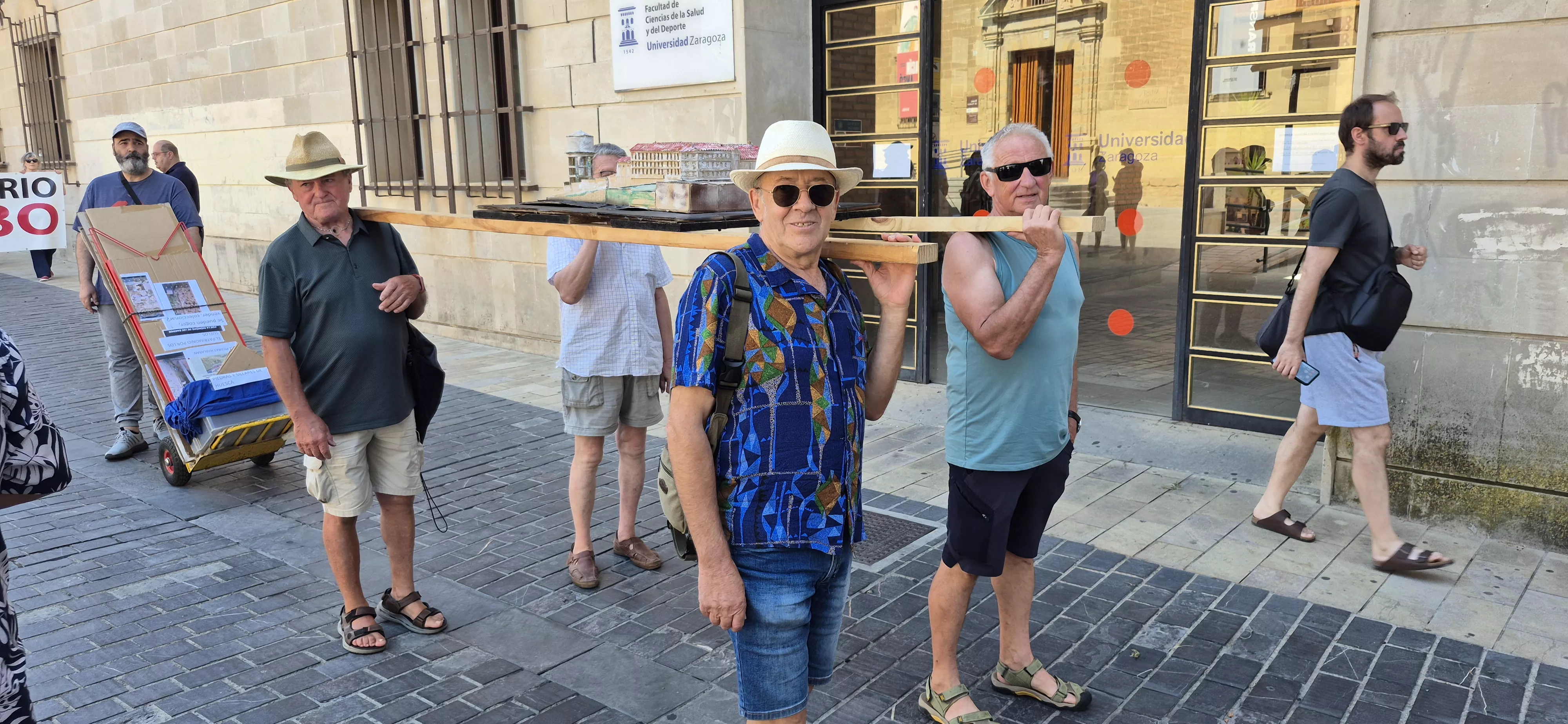"Procesión" en defensa del Seminario de Huesca. Foto Myriam Martínez