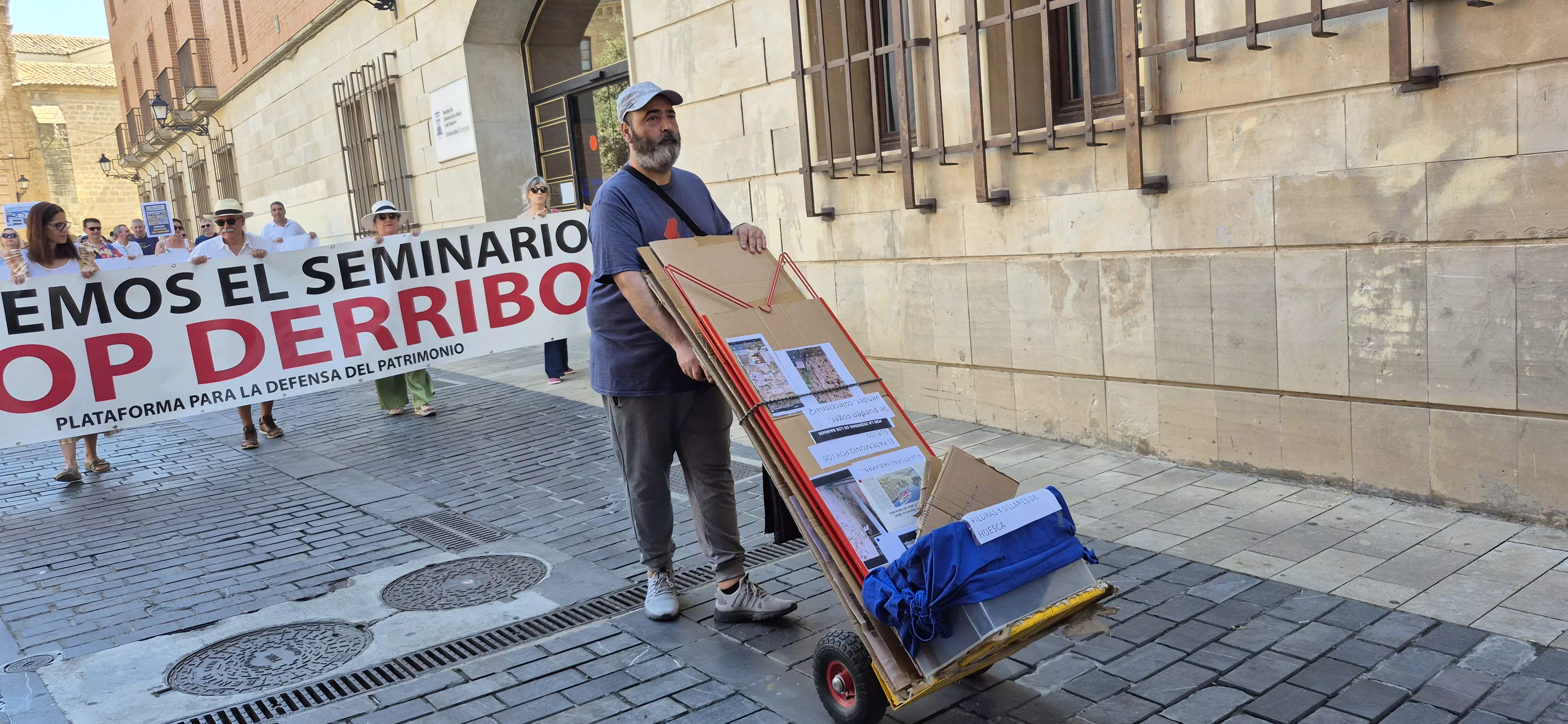 "Procesión" en defensa del Seminario de Huesca. Foto Myriam Martínez
