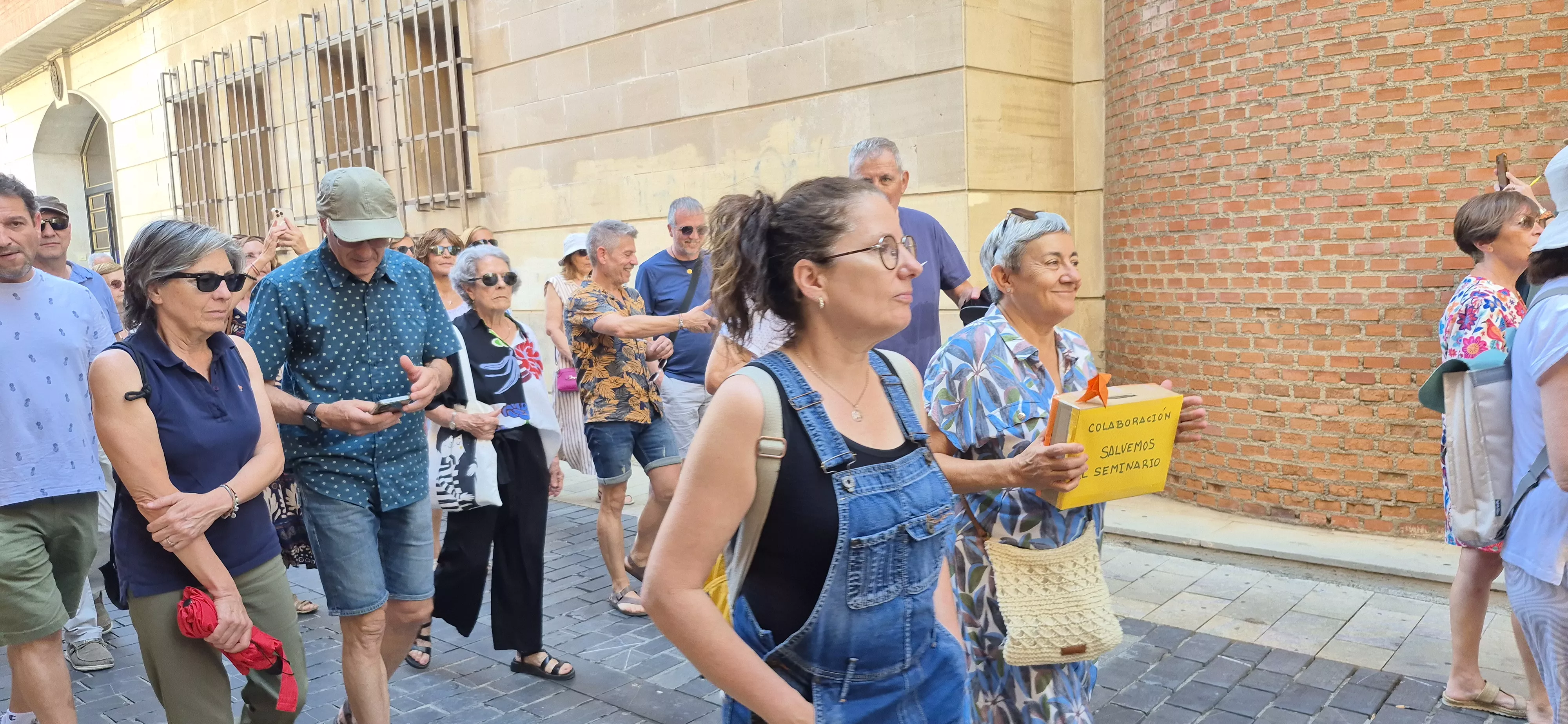 "Procesión" en defensa del Seminario de Huesca. Foto Myriam Martínez