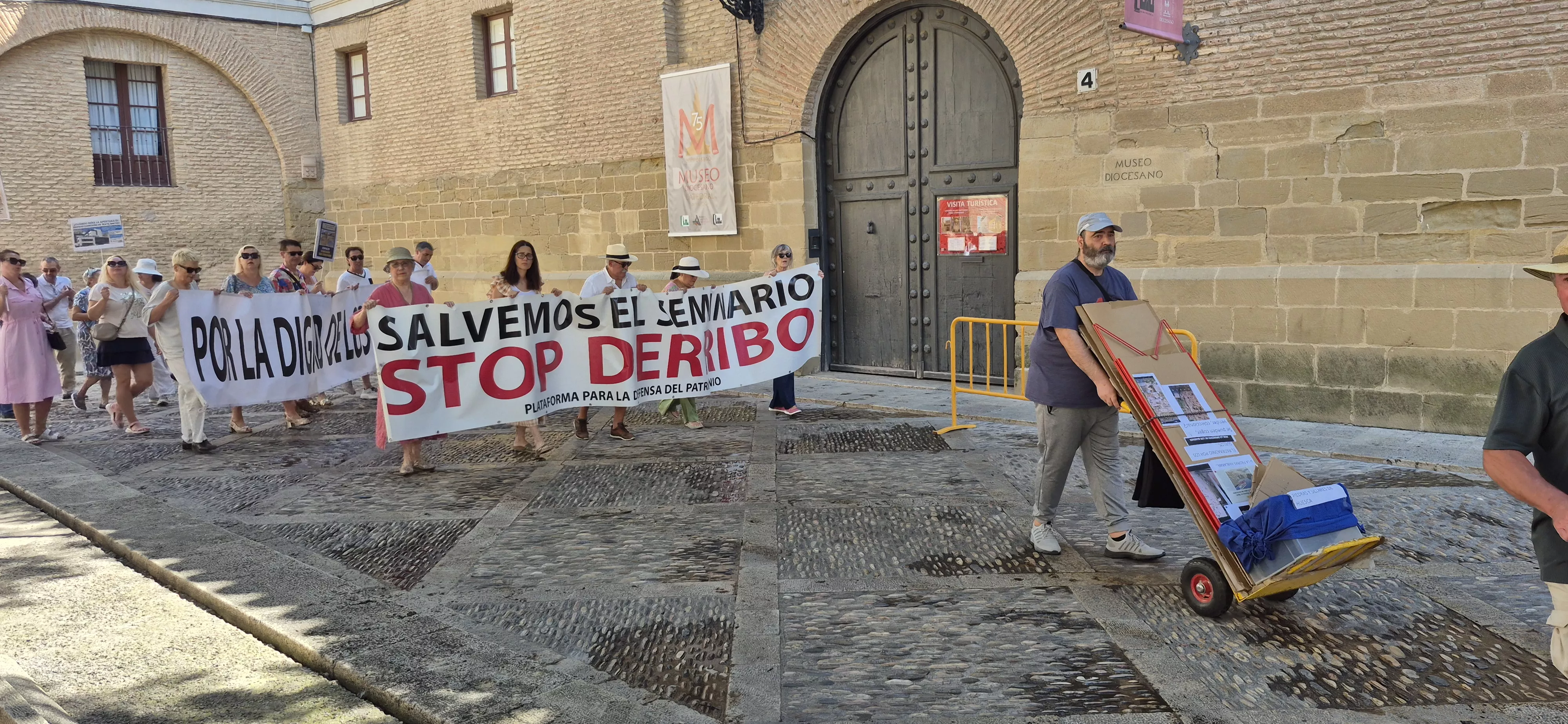 "Procesión" en defensa del Seminario de Huesca. Foto Myriam Martínez