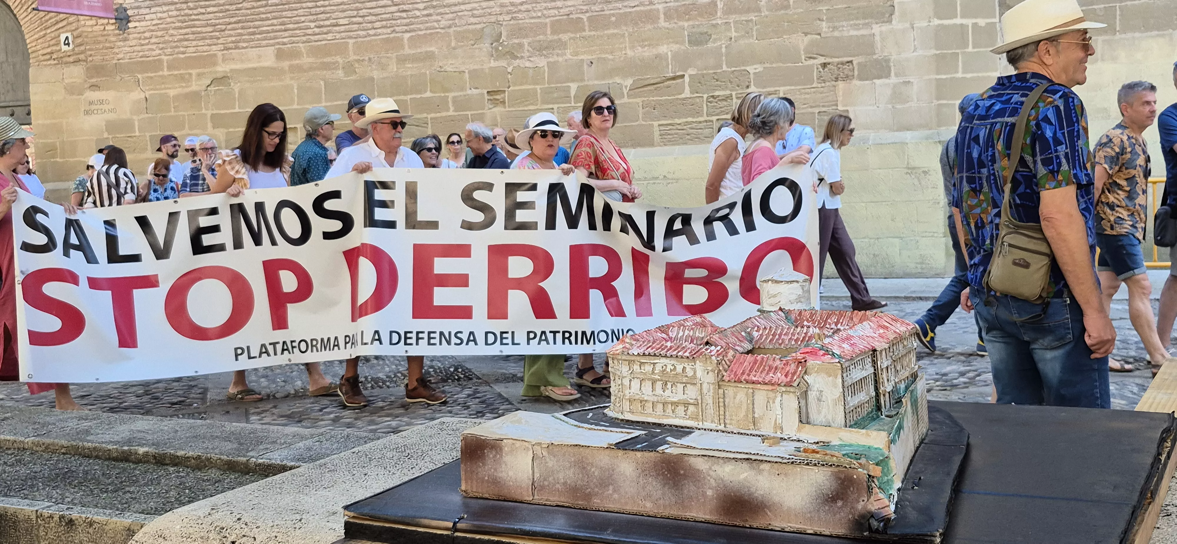 "Procesión" en defensa del Seminario de Huesca. Foto Myriam Martínez