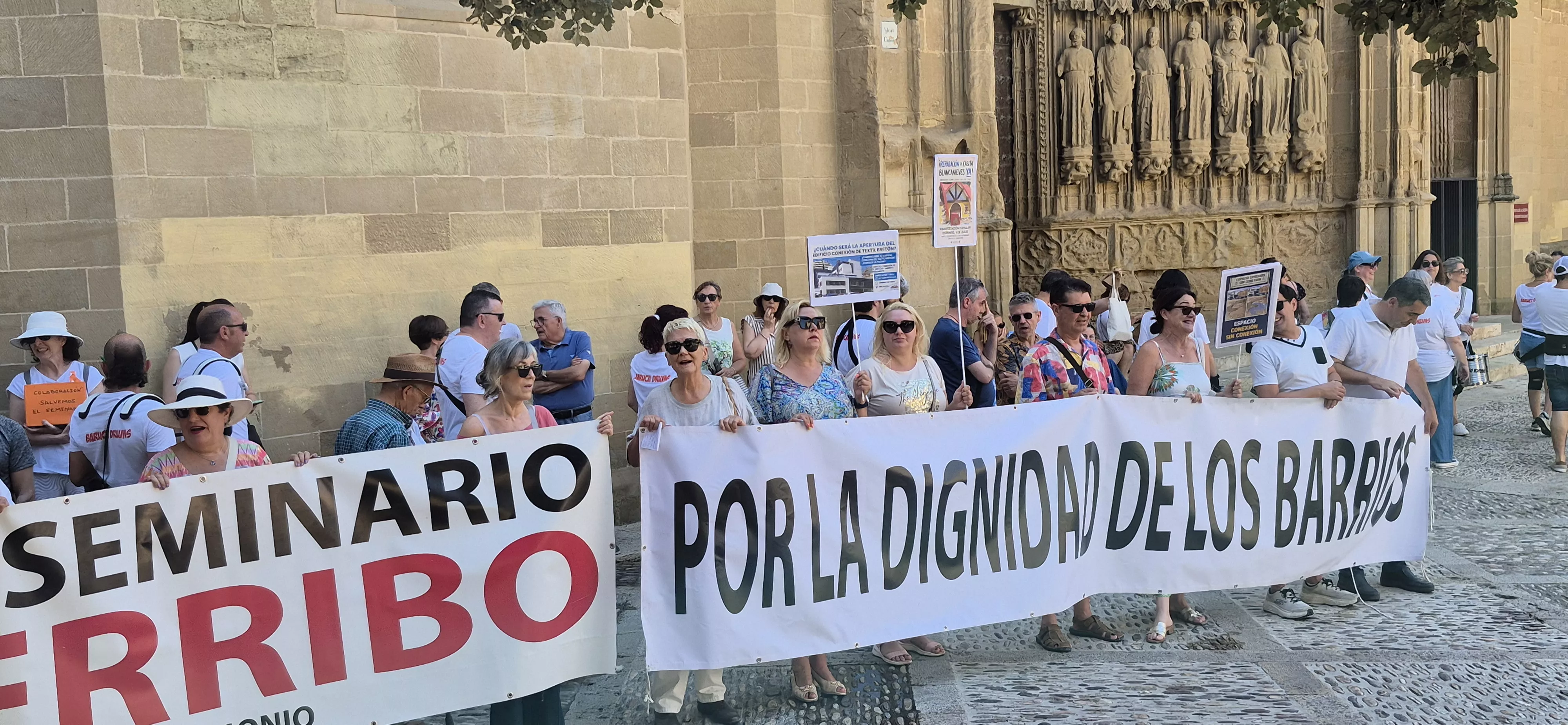 "Procesión" en defensa del Seminario de Huesca. Foto Myriam Martínez