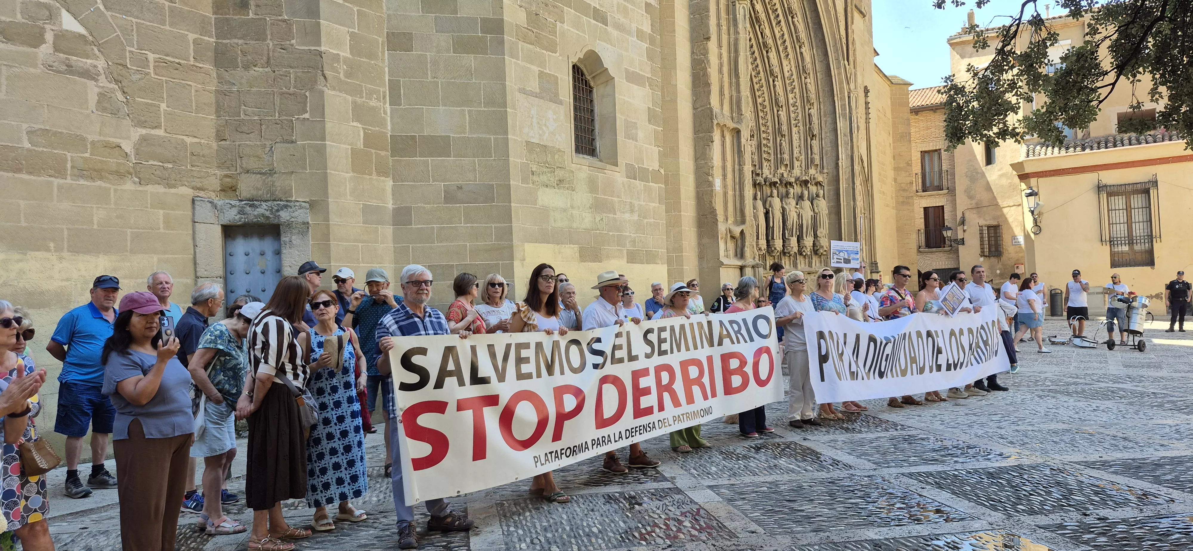 "Procesión" en defensa del Seminario de Huesca. Foto Myriam Martínez