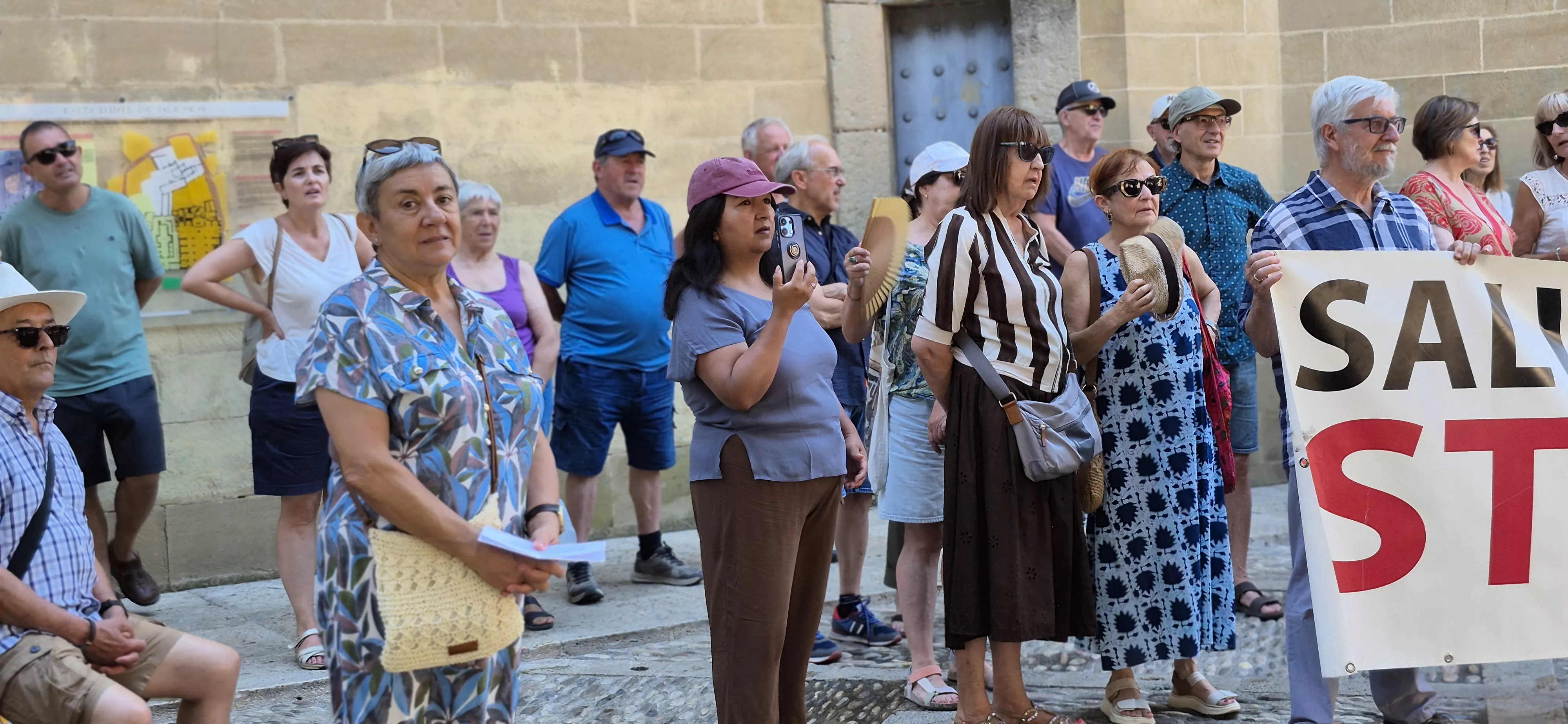"Procesión" en defensa del Seminario de Huesca. Foto Myriam Martínez