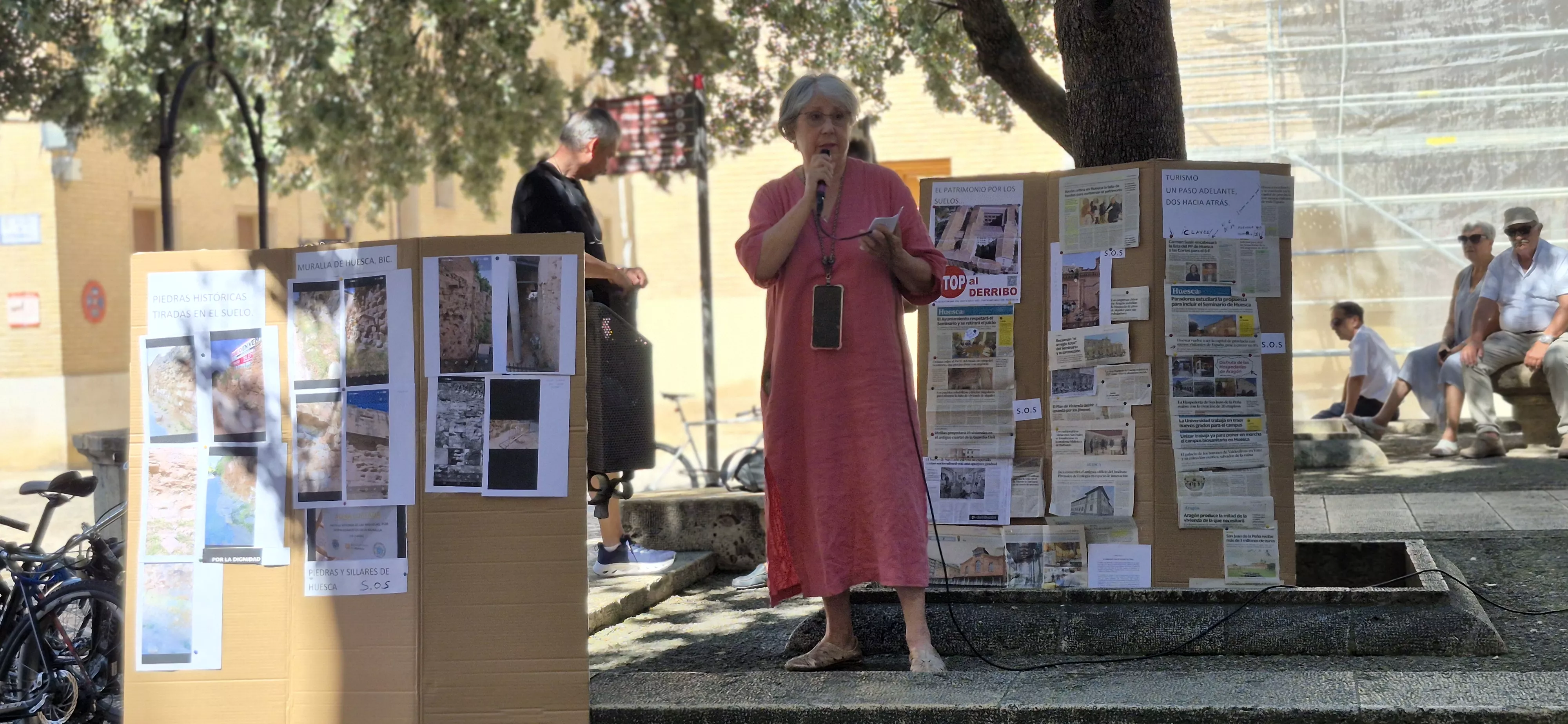 Belén Boloqui. "Procesión" en defensa del Seminario de Huesca. Foto Myriam Martínez