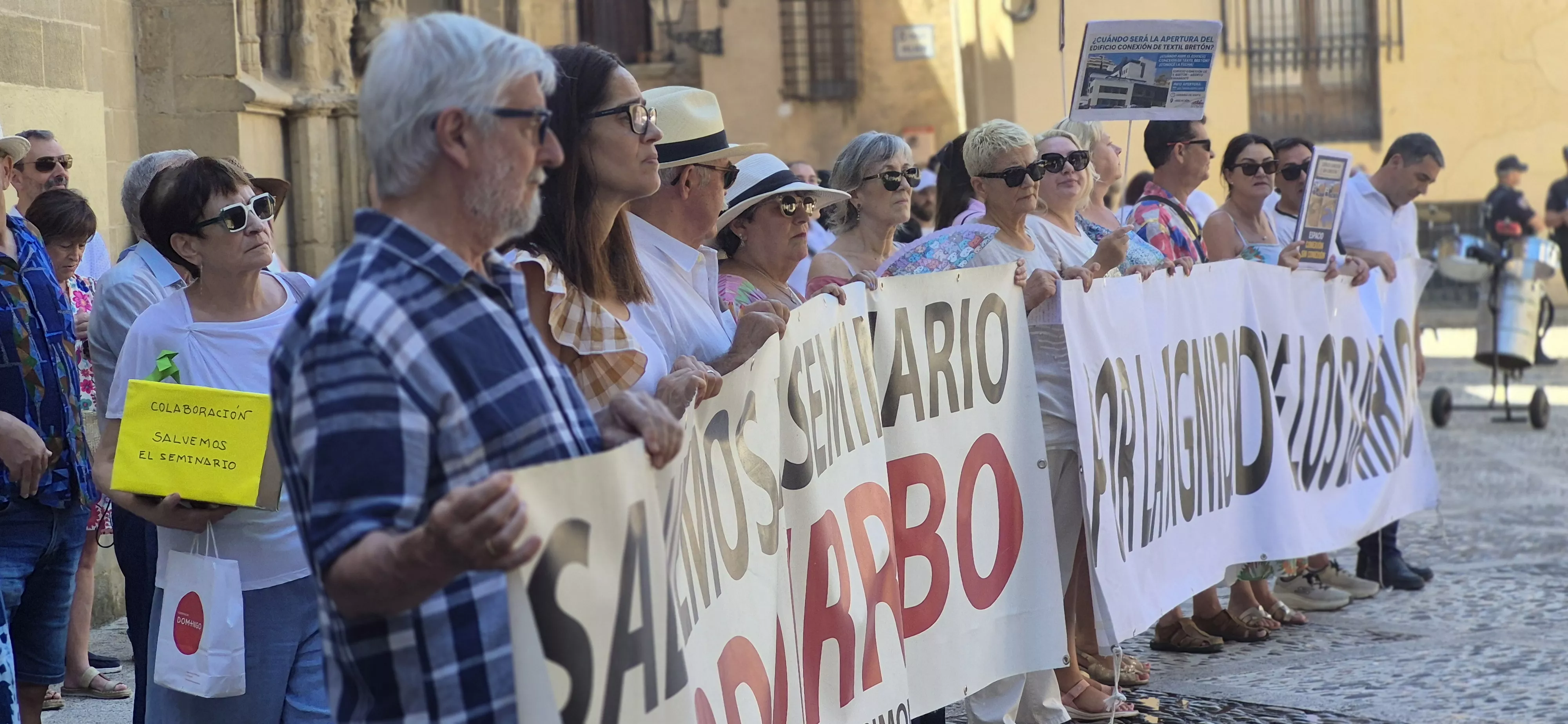 "Procesión" en defensa del Seminario de Huesca. Foto Myriam Martínez