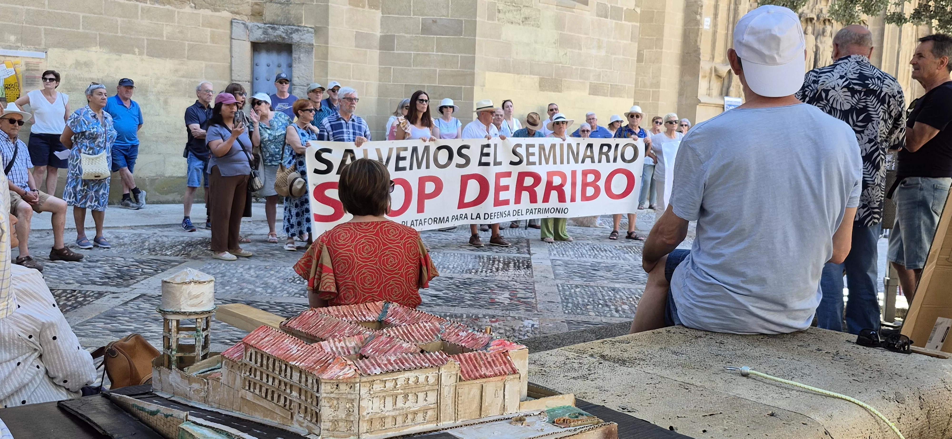 "Procesión" en defensa del Seminario de Huesca. Foto Myriam Martínez
