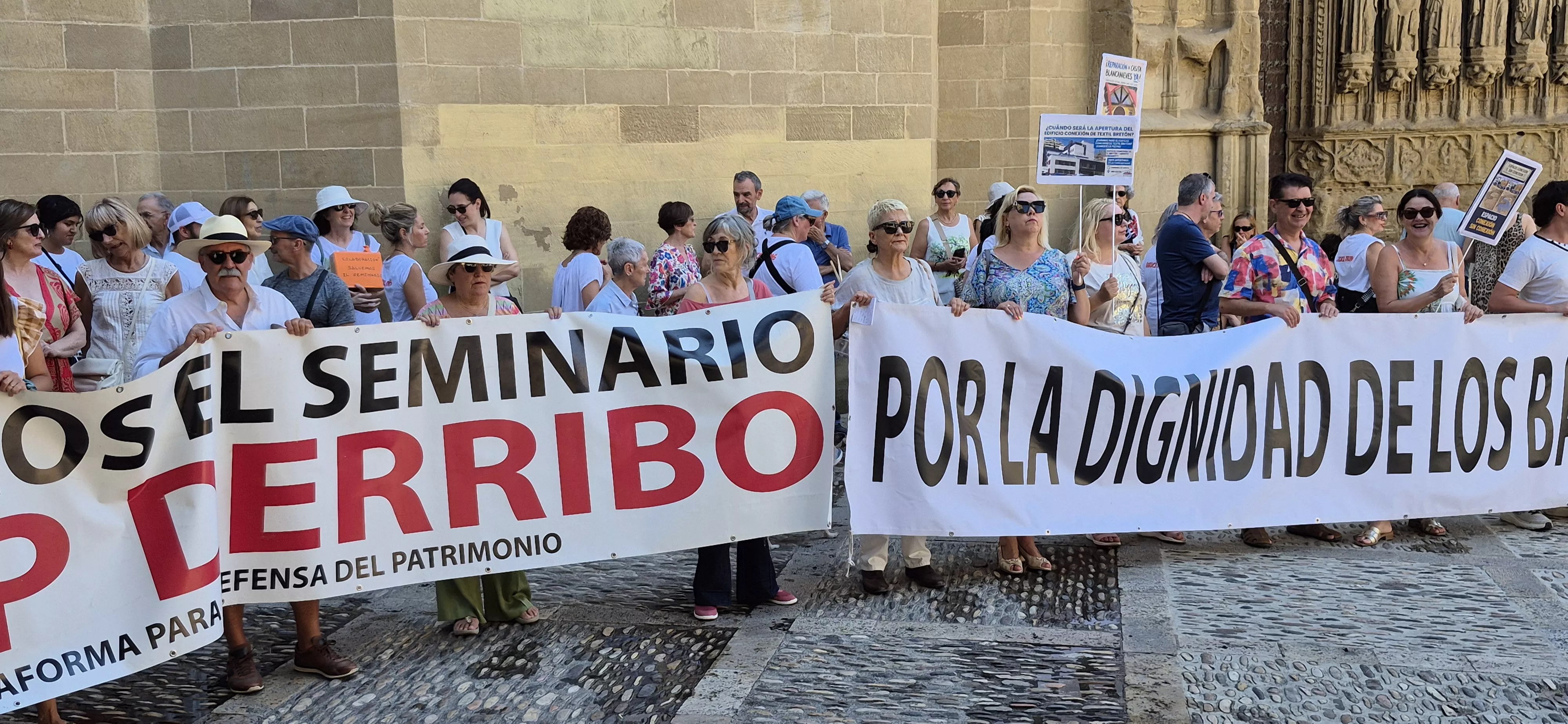 "Procesión" en defensa del Seminario de Huesca. Foto Myriam Martínez