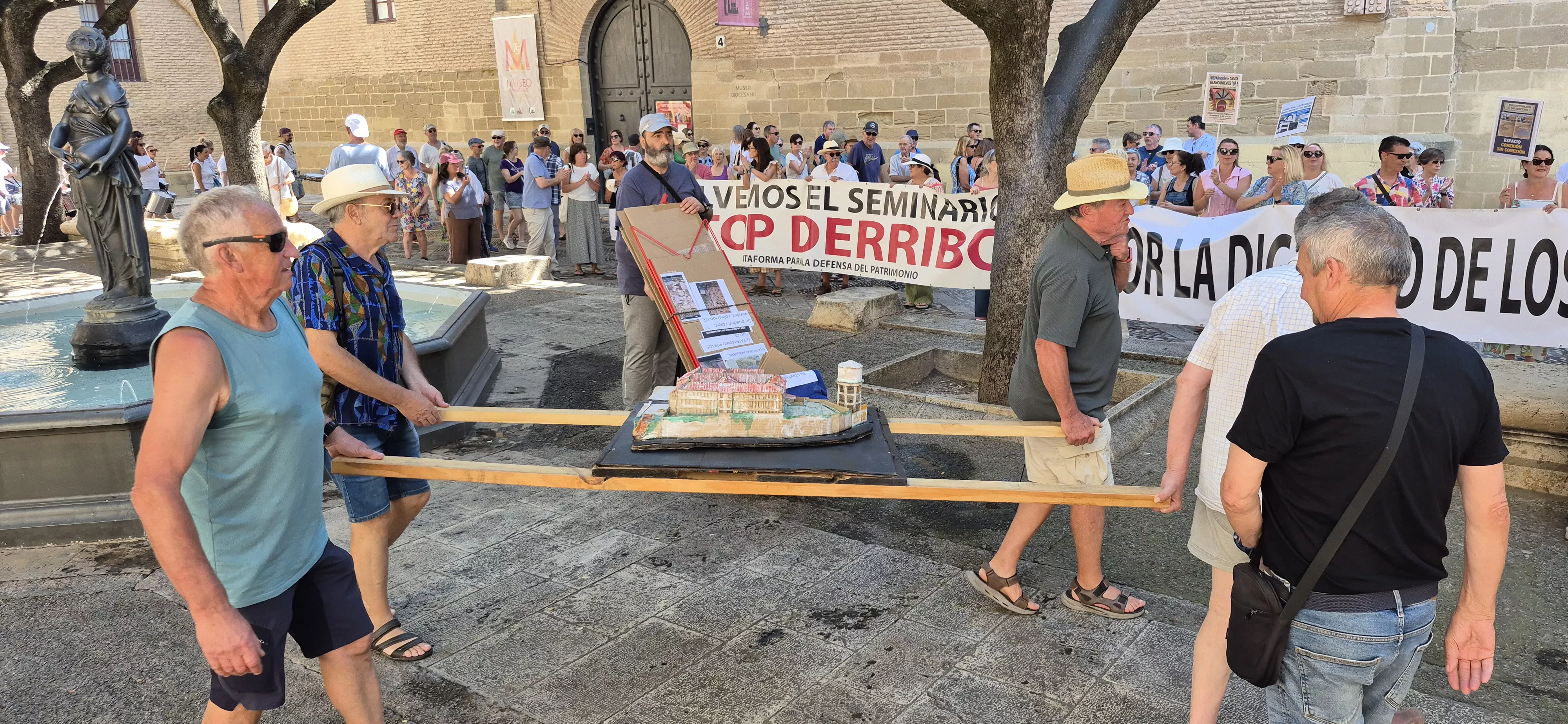 "Procesión" en defensa del Seminario de Huesca. Foto Myriam Martínez