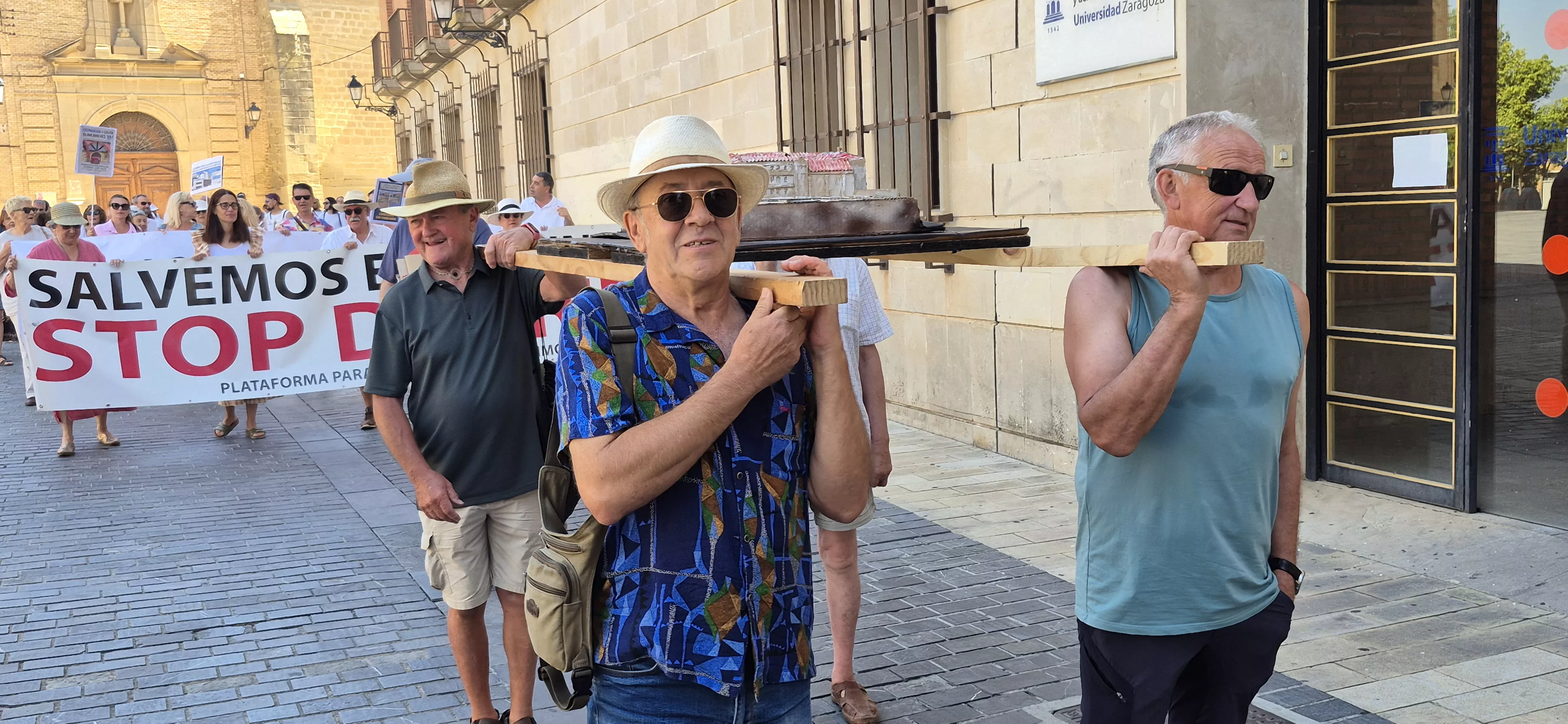 "Procesión" en defensa del Seminario de Huesca. Foto Myriam Martínez