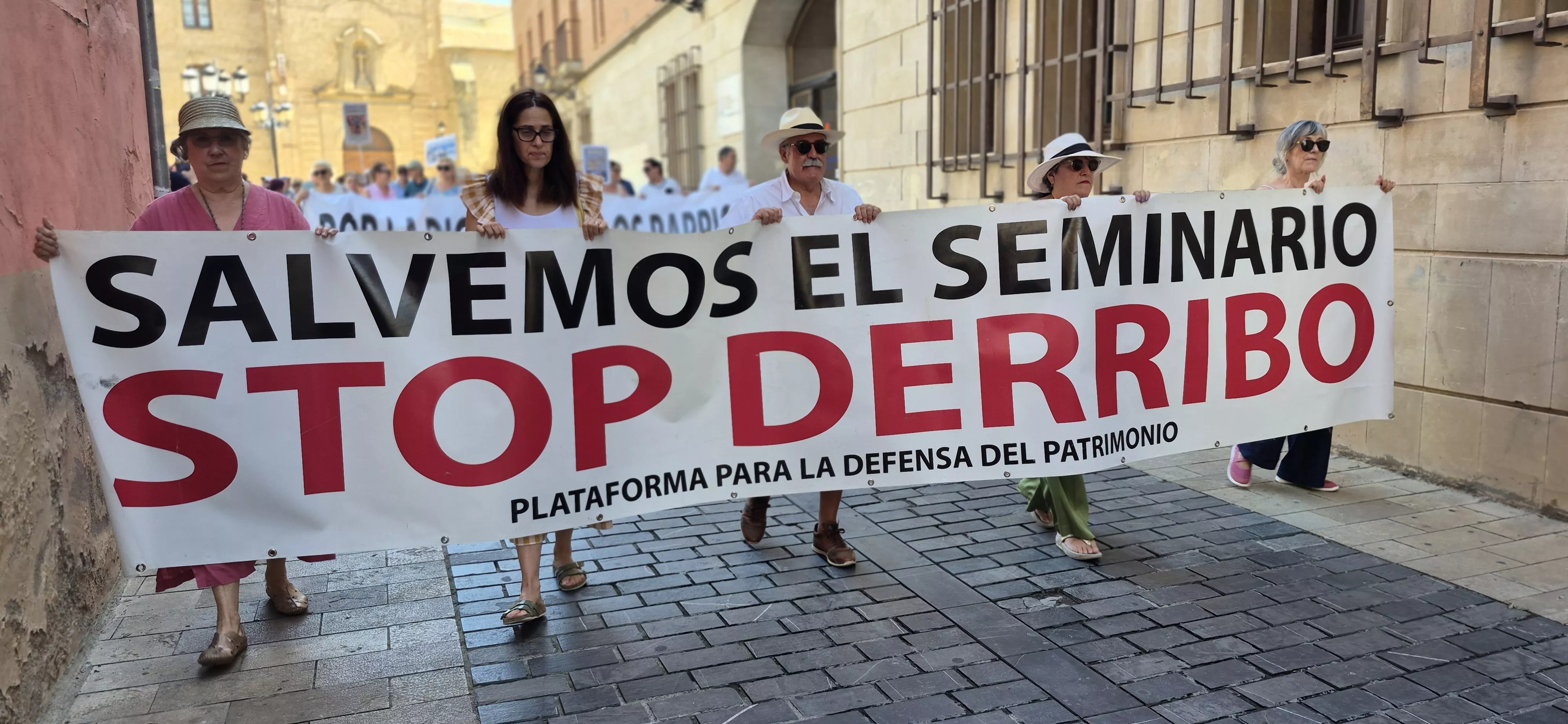 "Procesión" en defensa del Seminario de Huesca. Foto Myriam Martínez