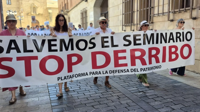 "Procesión" en defensa del Seminario de Huesca. Foto Myriam Martínez "Procesión" en defensa del Seminario de Huesca. Foto Myriam Martínez