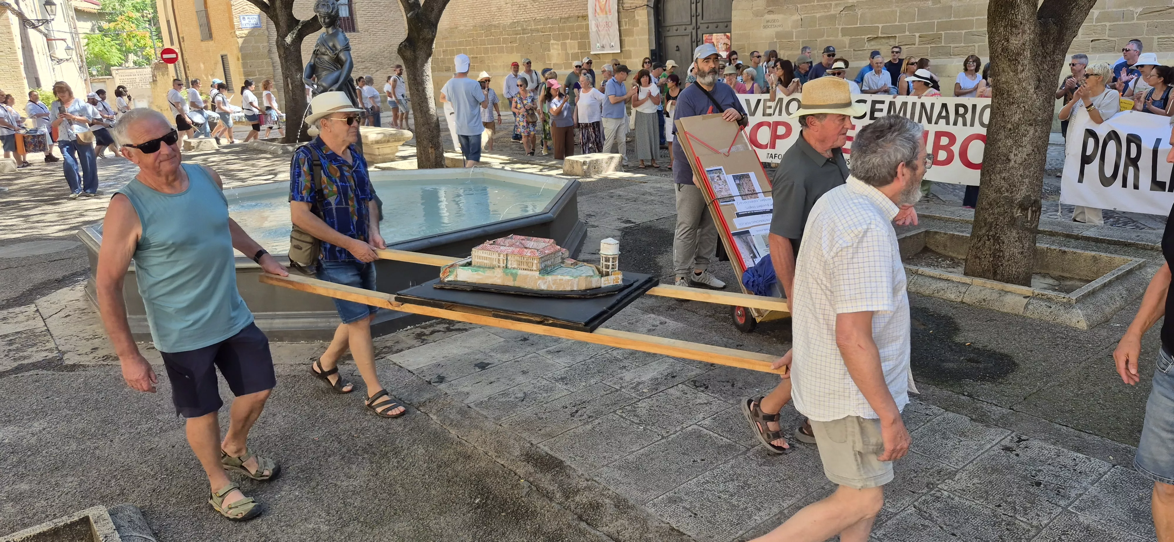 "Procesión" en defensa del Seminario de Huesca. Foto Myriam Martínez