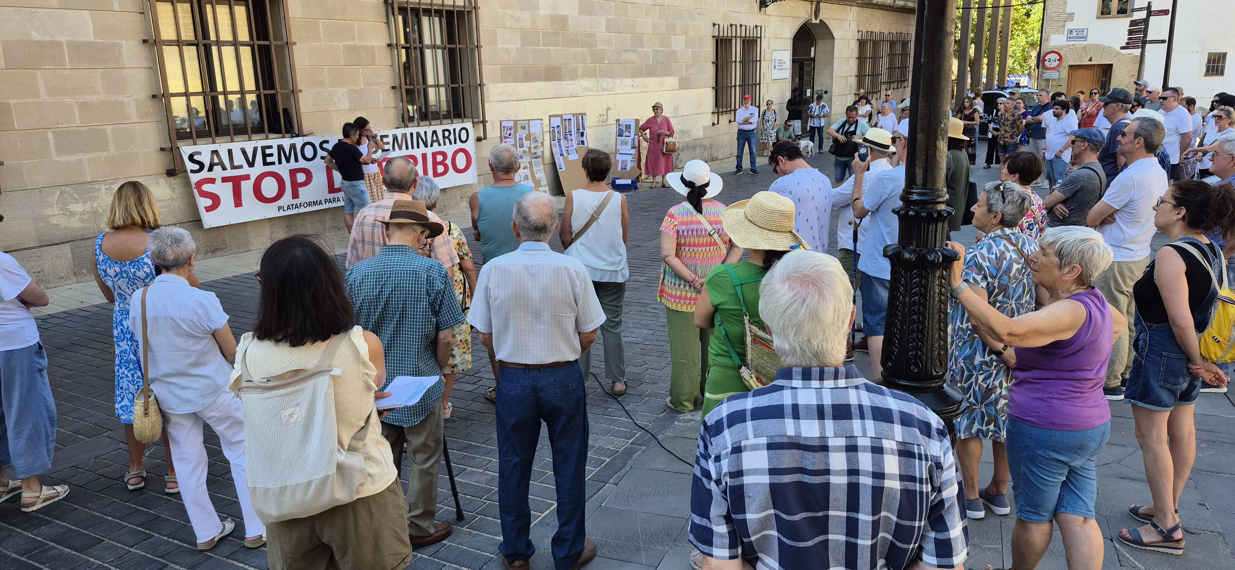 "Procesión" en defensa del Seminario de Huesca. Foto Myriam Martínez