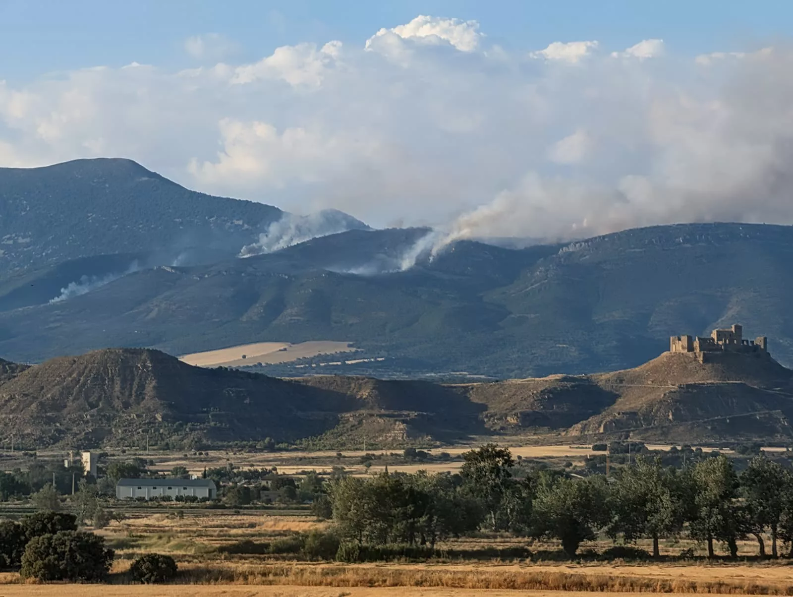 Incendio en Chibluco, el sábado, desde Bellestar. Foto @Felices89