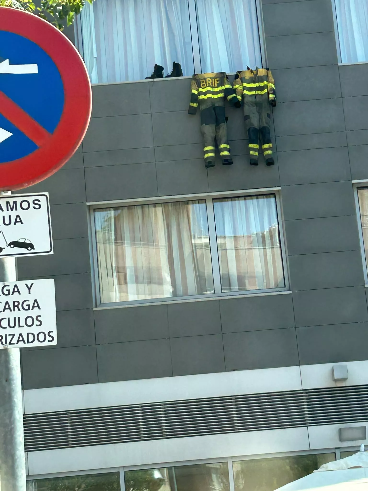 Fachada del Hotel Abba donde se han podido ver los uniformes de trabajo.