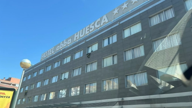 Fachada del Hotel Abba donde se han podido ver los uniformes de trabajo. Fachada del Hotel Abba donde se han podido ver los uniformes de trabajo.