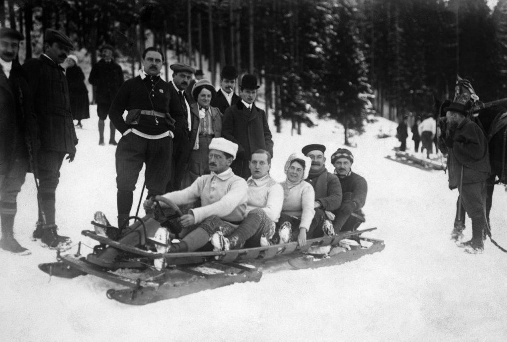 Un bobsleigh preparado para desplazarse en la nieve Un bobsleigh preparado para desplazarse en la nieve