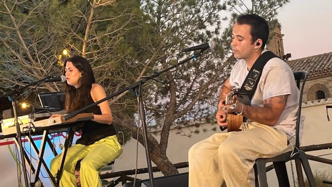 Gara Durán y Paul en su actuación en el Metro Festival de Almudévar. Foto Mercedes Manterola