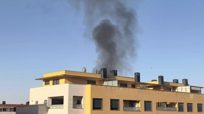 El humo procedente de la zona del incendio en Marina Española de Huesca El humo procedente de la zona del incendio en Marina Española de Huesca