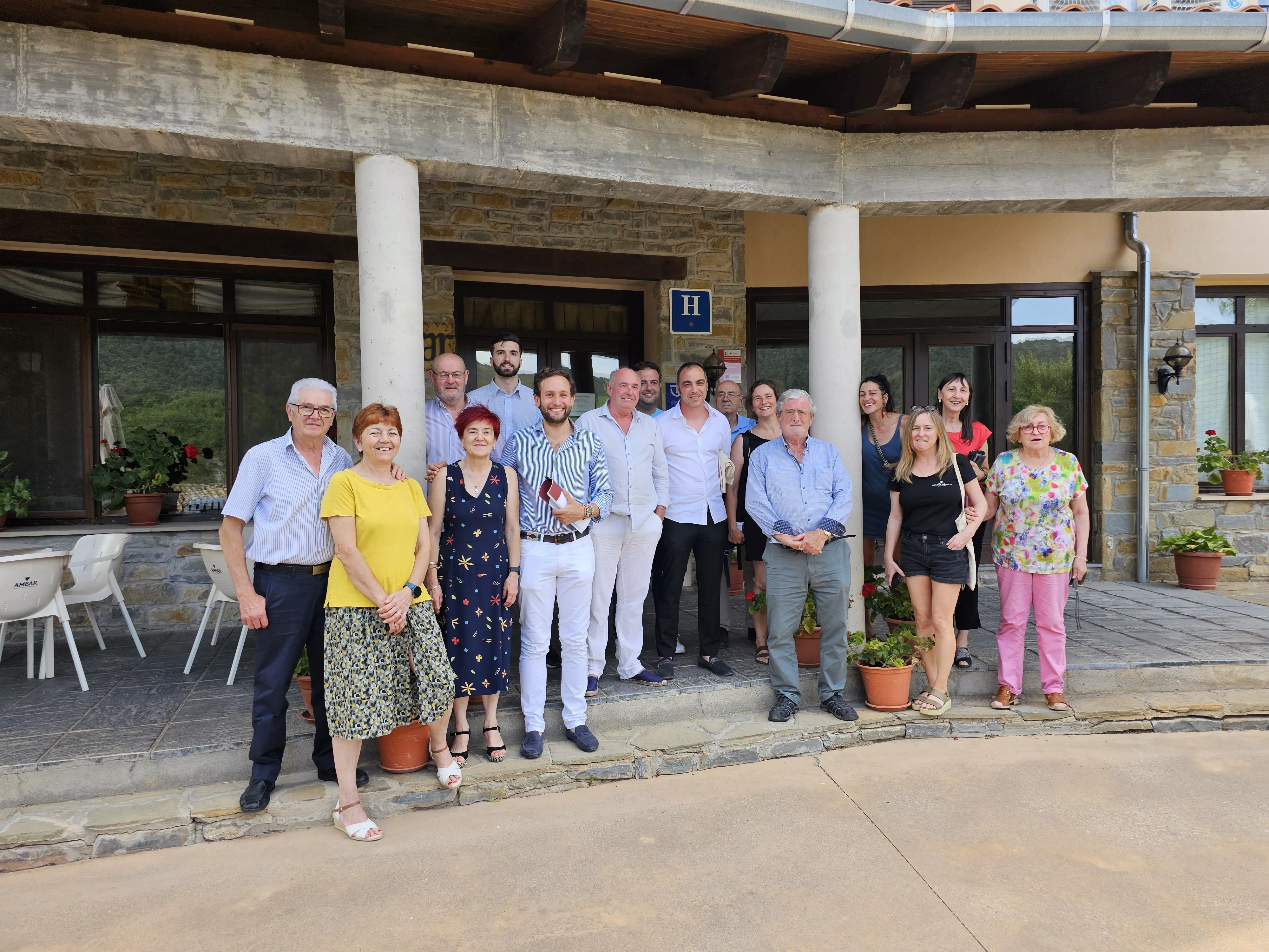 Isaac Claver, en agosto de 2024, reunido con empresarios de la zona de Rodellar afectados por la falta de cobertura