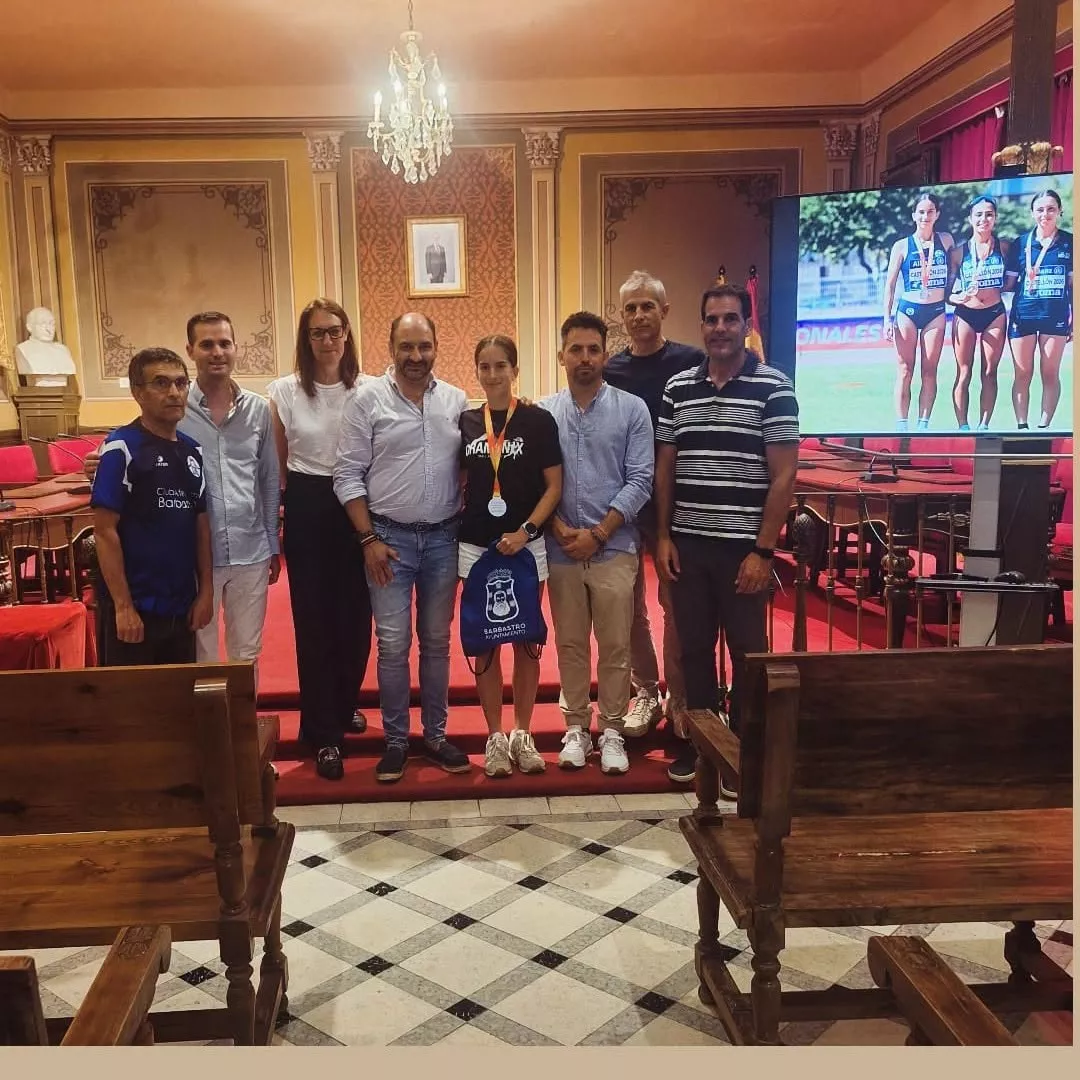 Imagen de la recepción a Clara Lacoma en el Ayuntamiento.