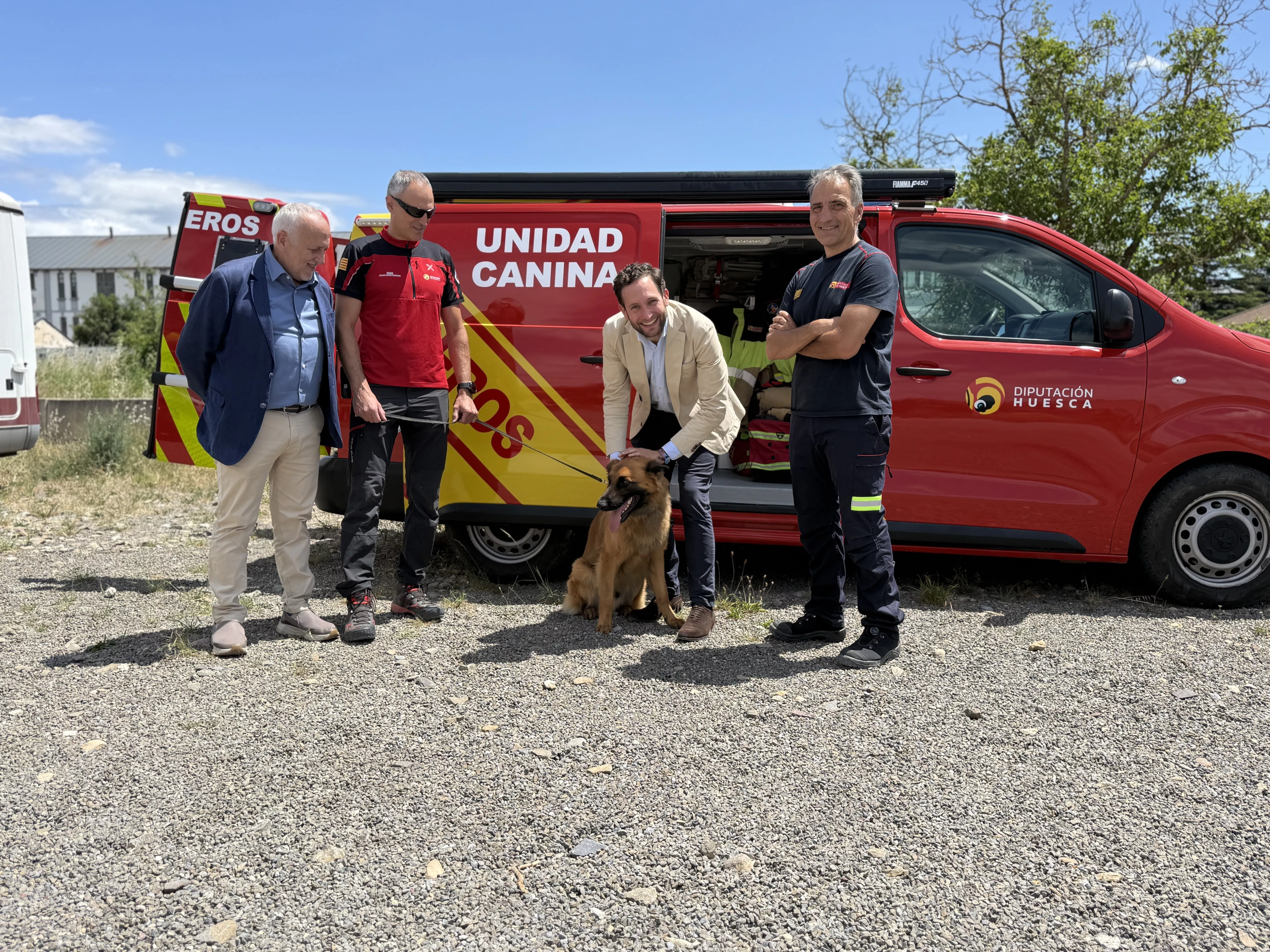 Javier Catalán, Iván González, Isaac Claver y Óscar Aguarta junto al perro Garmo de los Bomberos de la DPH.