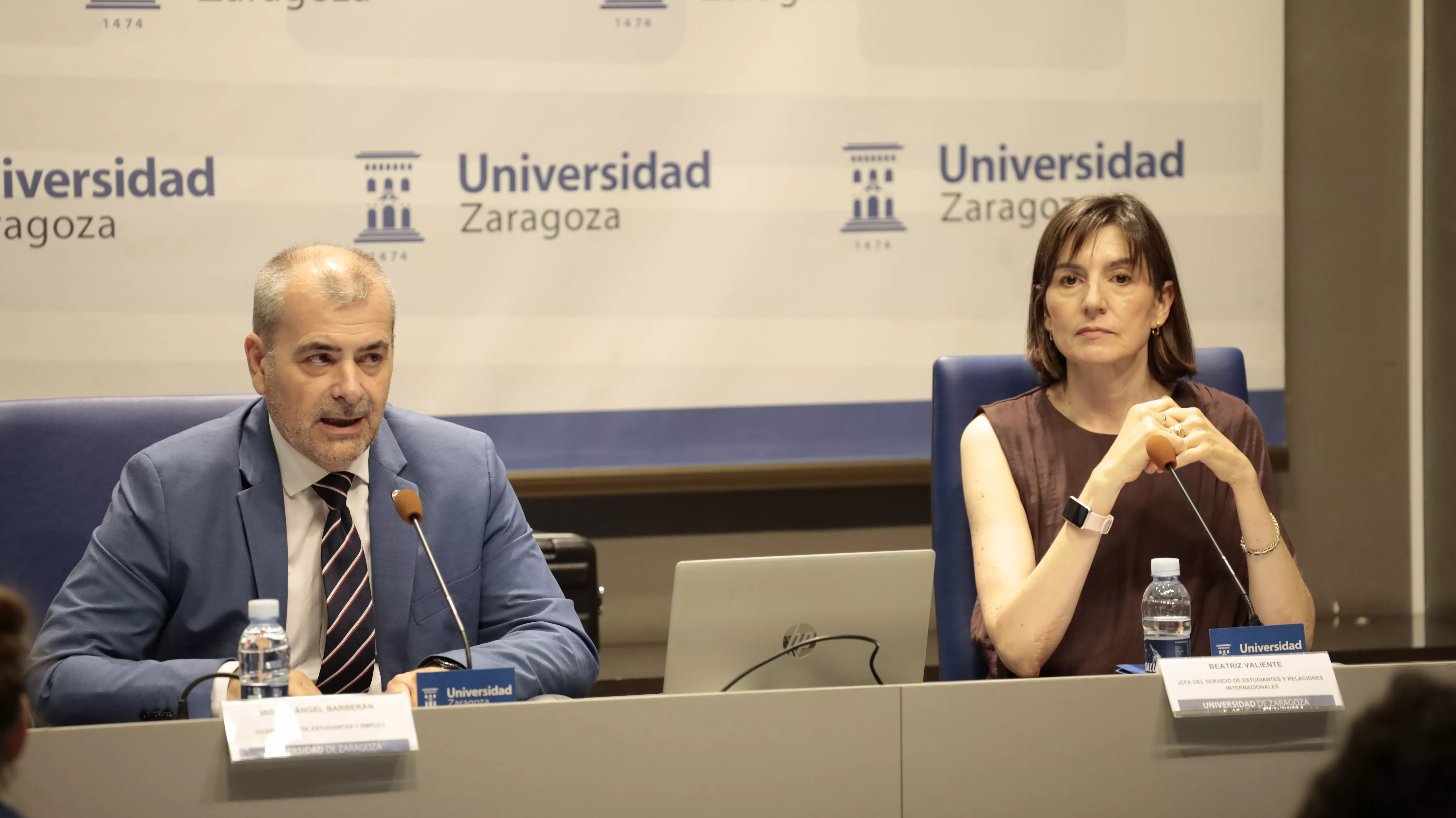 El vicerrector de Estudiantes y la jefa del Servicio de Estudiantes este miércoles en rueda de prensa.