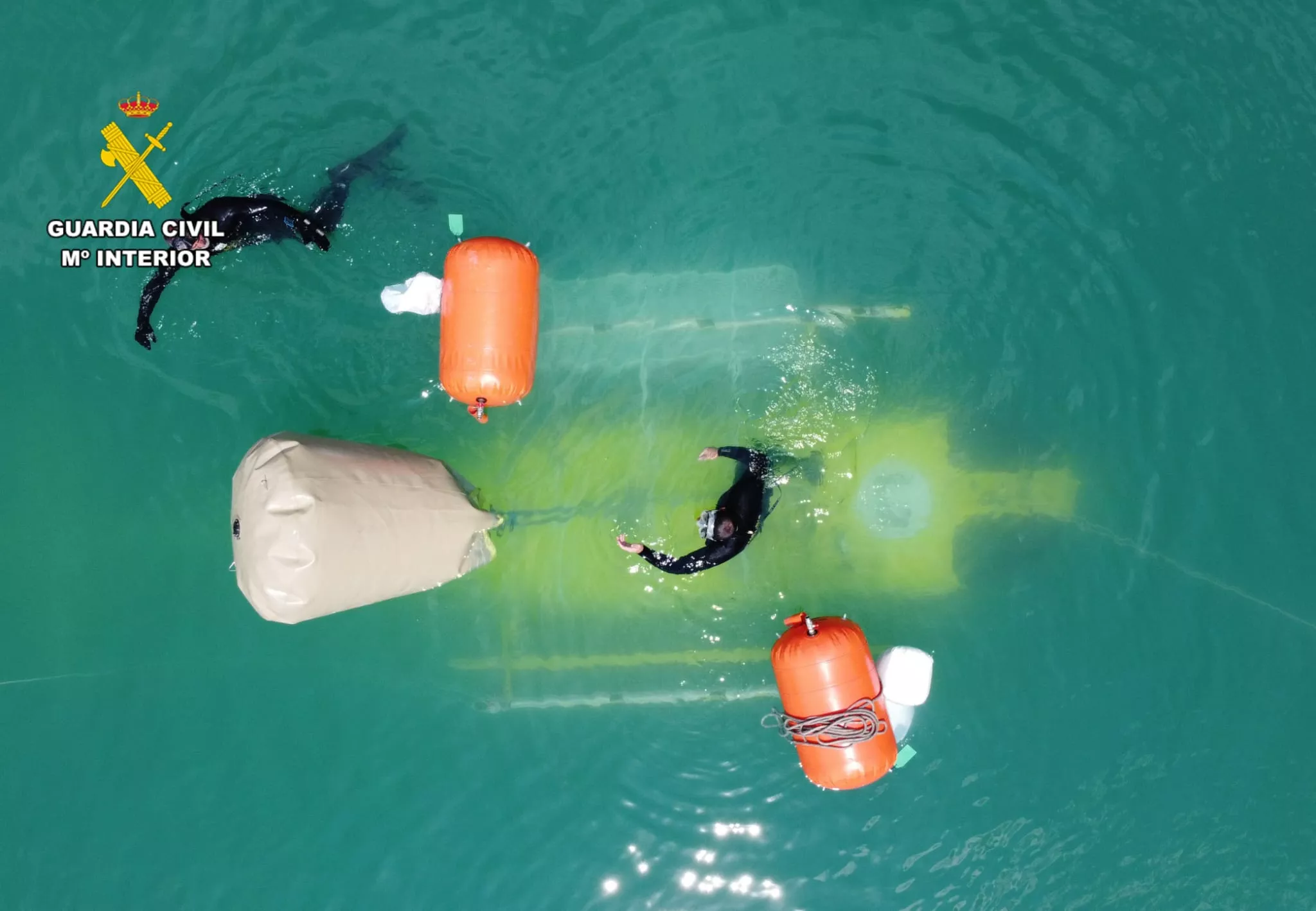 La aeronave emerge de las aguas.