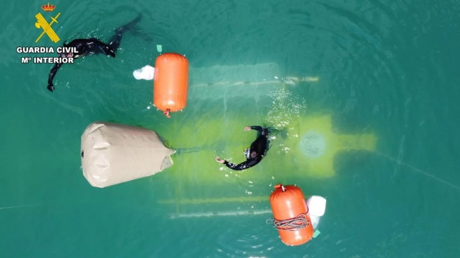 La aeronave emerge de las aguas. La aeronave emerge de las aguas.