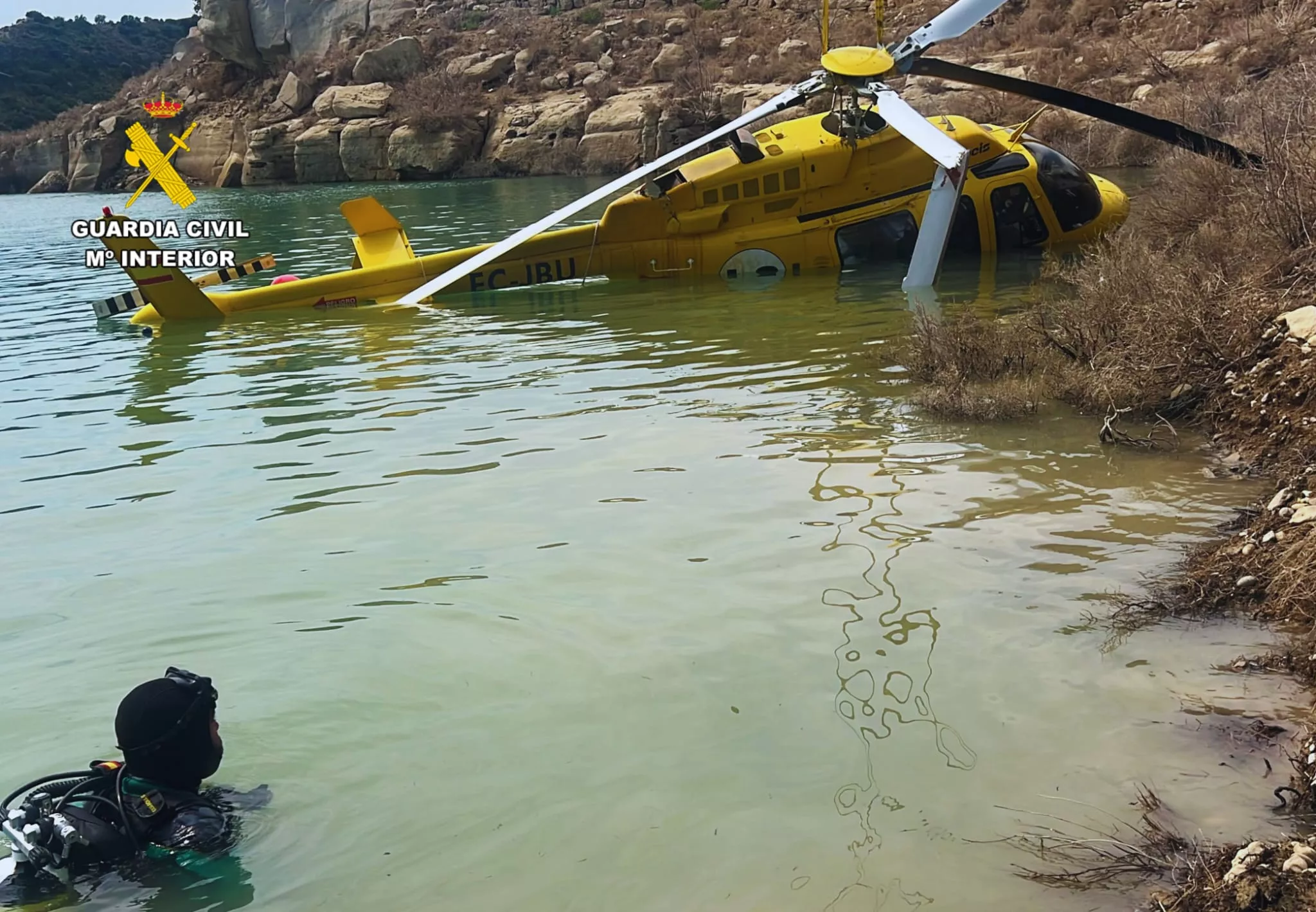 Recuperación del helicóptero caído al embalse de Montearagón.