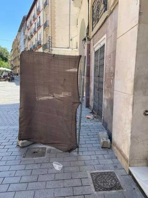 Estado del espacio vallado entre el Coso Alto y los Porches de Galicia.