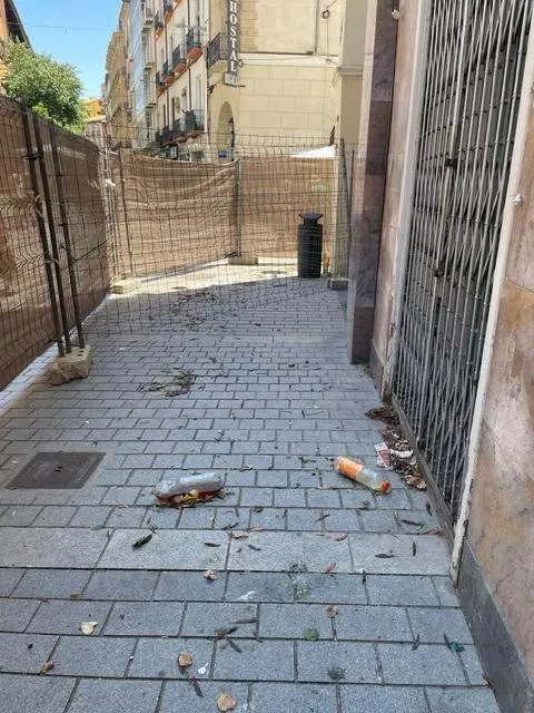 Estado del espacio vallado entre el Coso Alto y los Porches de Galicia.