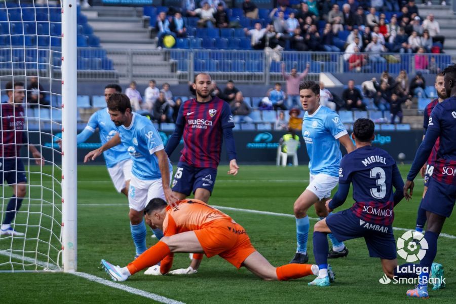 Andrés no llega al balón que remata Coke. Los jugadores de Huesca, sin luz