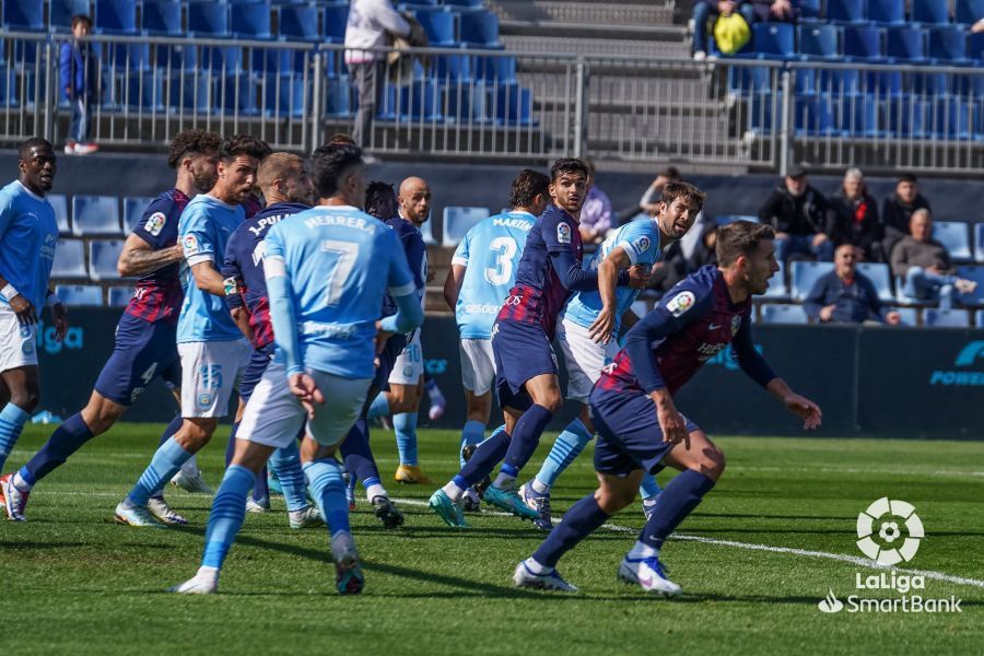 Melé. Cada ataque del Ibiza ha sido un drama para el Huesca. De repente, el entrenador estaba desnudo.