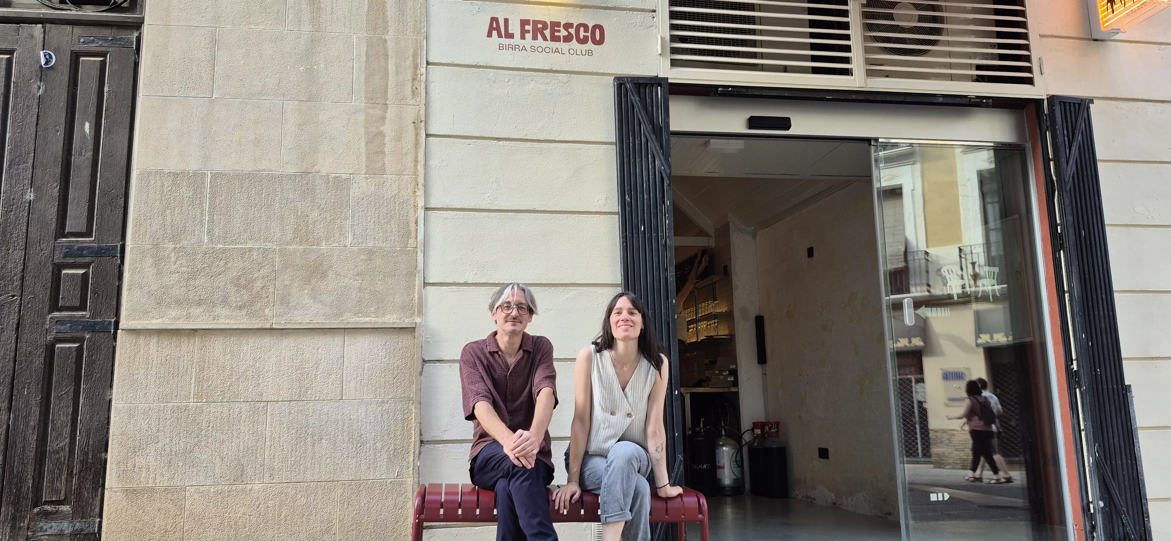 Eduardo Giménez y María García. Nueva cervecería de Huesca "Al fresco". Foto Myriam Martínez