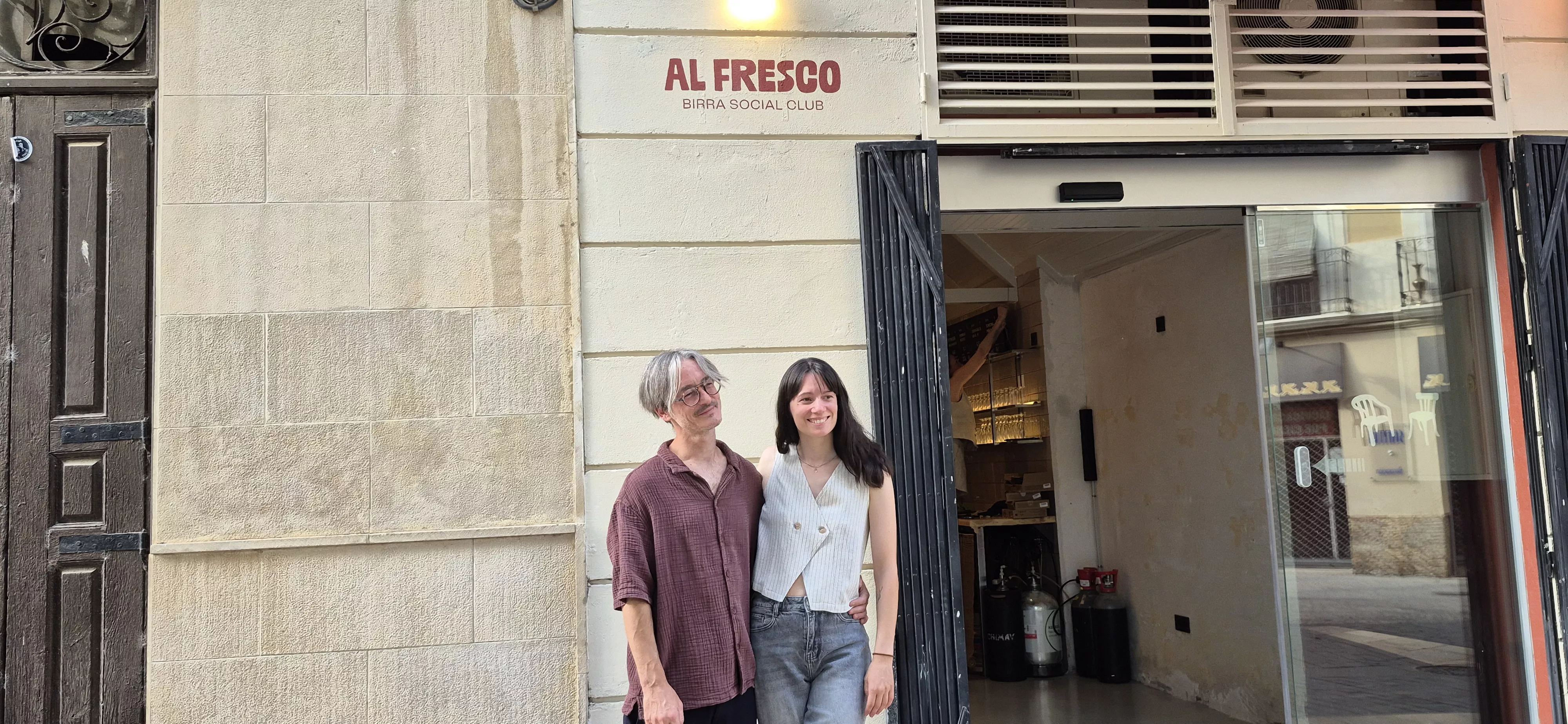 Eduardo Giménez y María García. Nueva cervecería de Huesca "Al fresco". Foto Myriam Martínez