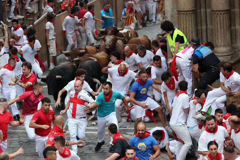 Luis Cabrero con la camiseta de la Cruz de San Jorge del Huesca ante los toros de Álvaro Nuño.