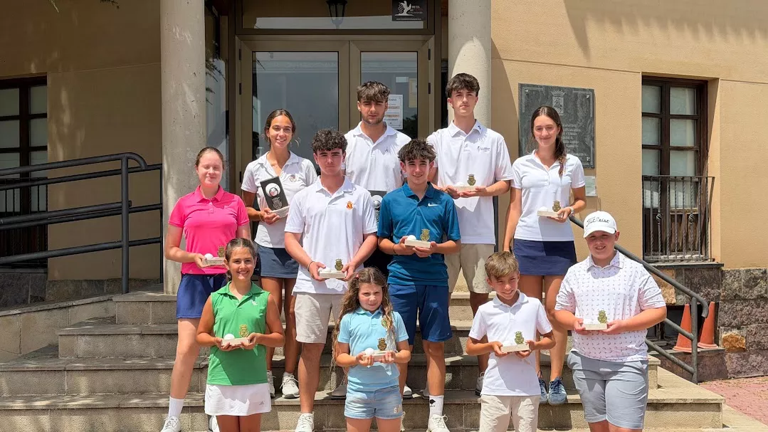 Lorenzo en el centro del podio de los campeones de Aragón en Calatayud