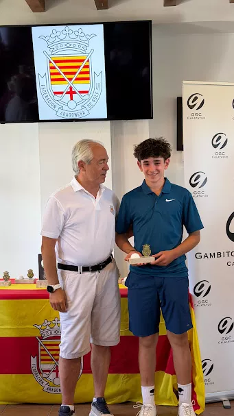 Lorenzo recibe el trofeo de Campeón de Aragón