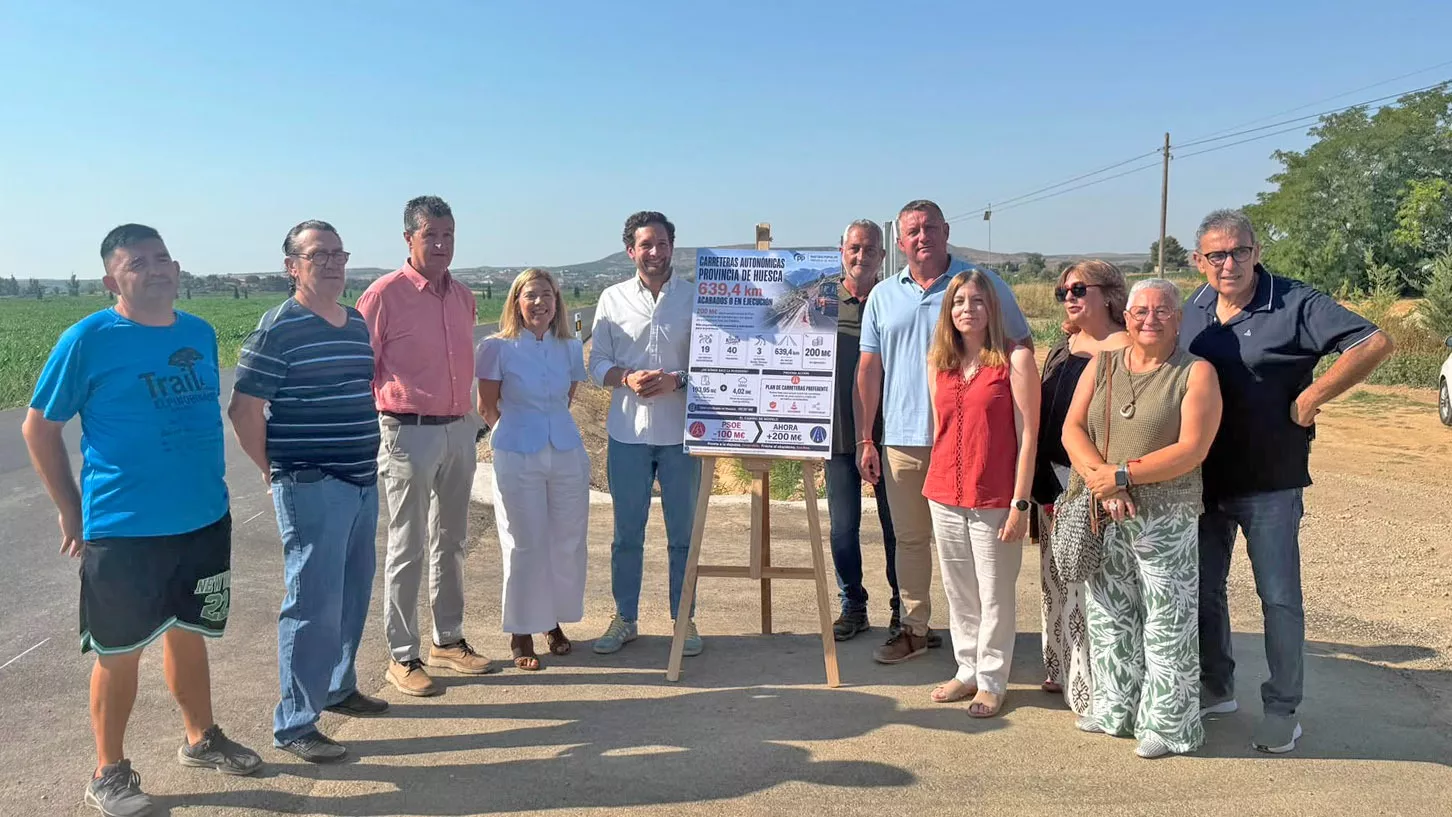 Representantes del PP de la provincia en la A-1238, carretera que une Monzón con Binaced.