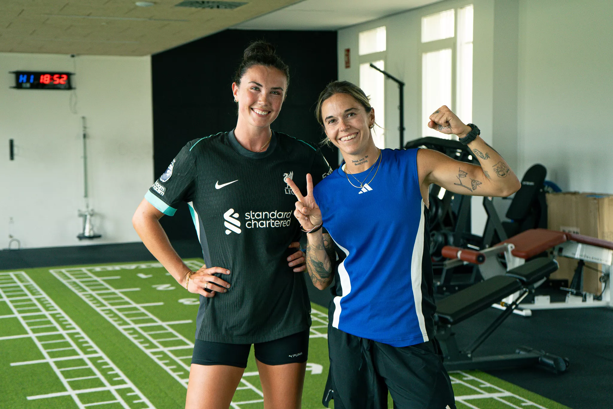 Ingrid Engen y Mapi León en la Base Aragonesa de Fútbol
